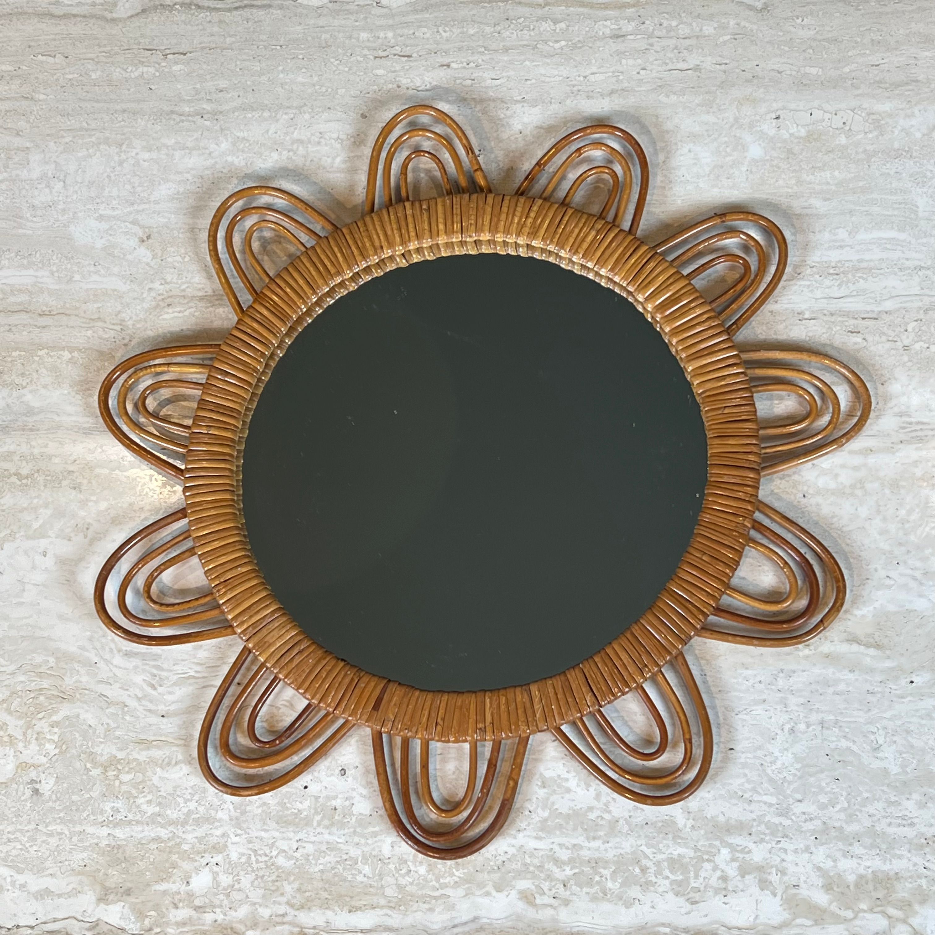 Rattan mirror representing a sun