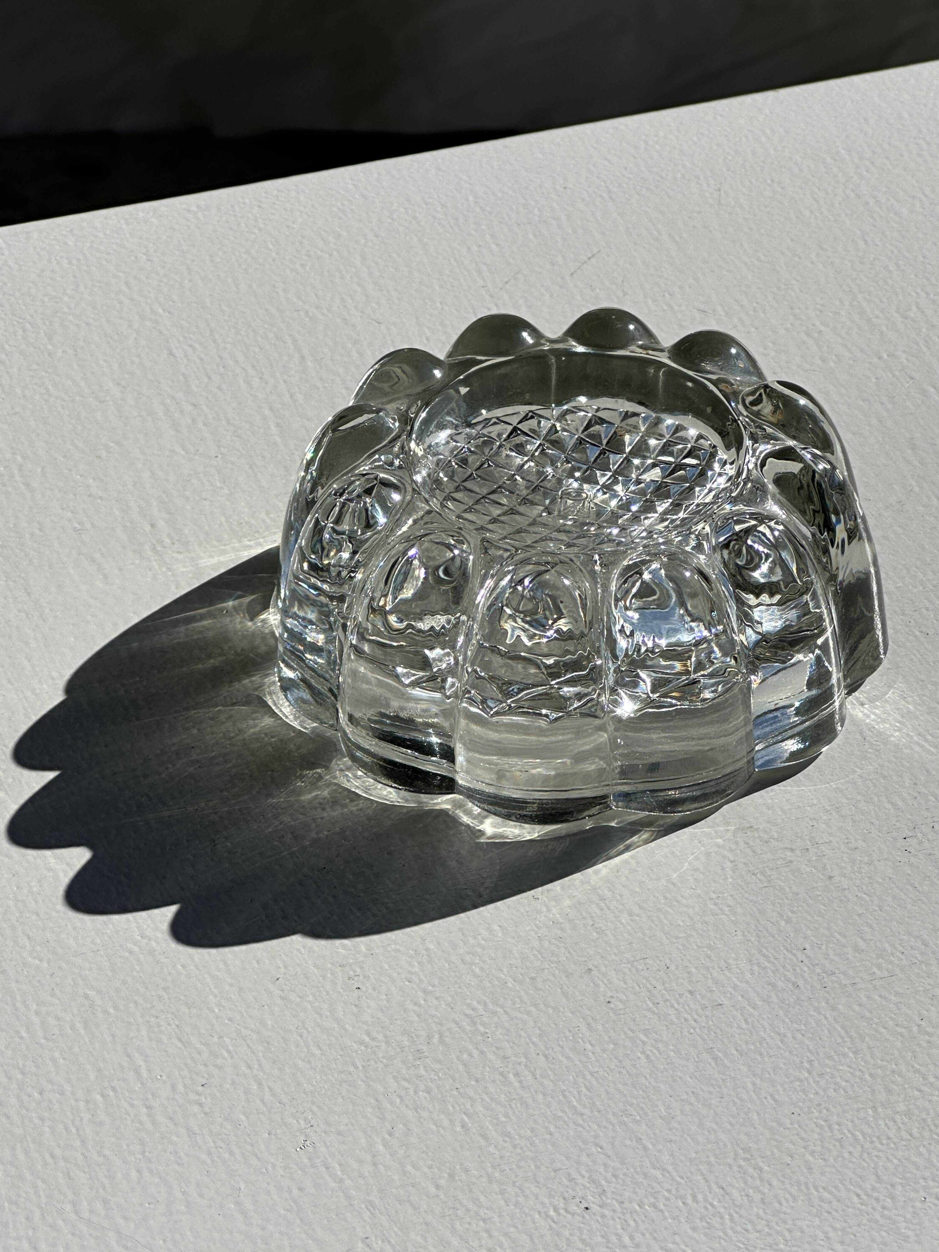 Small glass ashtray in the shape of a flower France Reims Brand MO