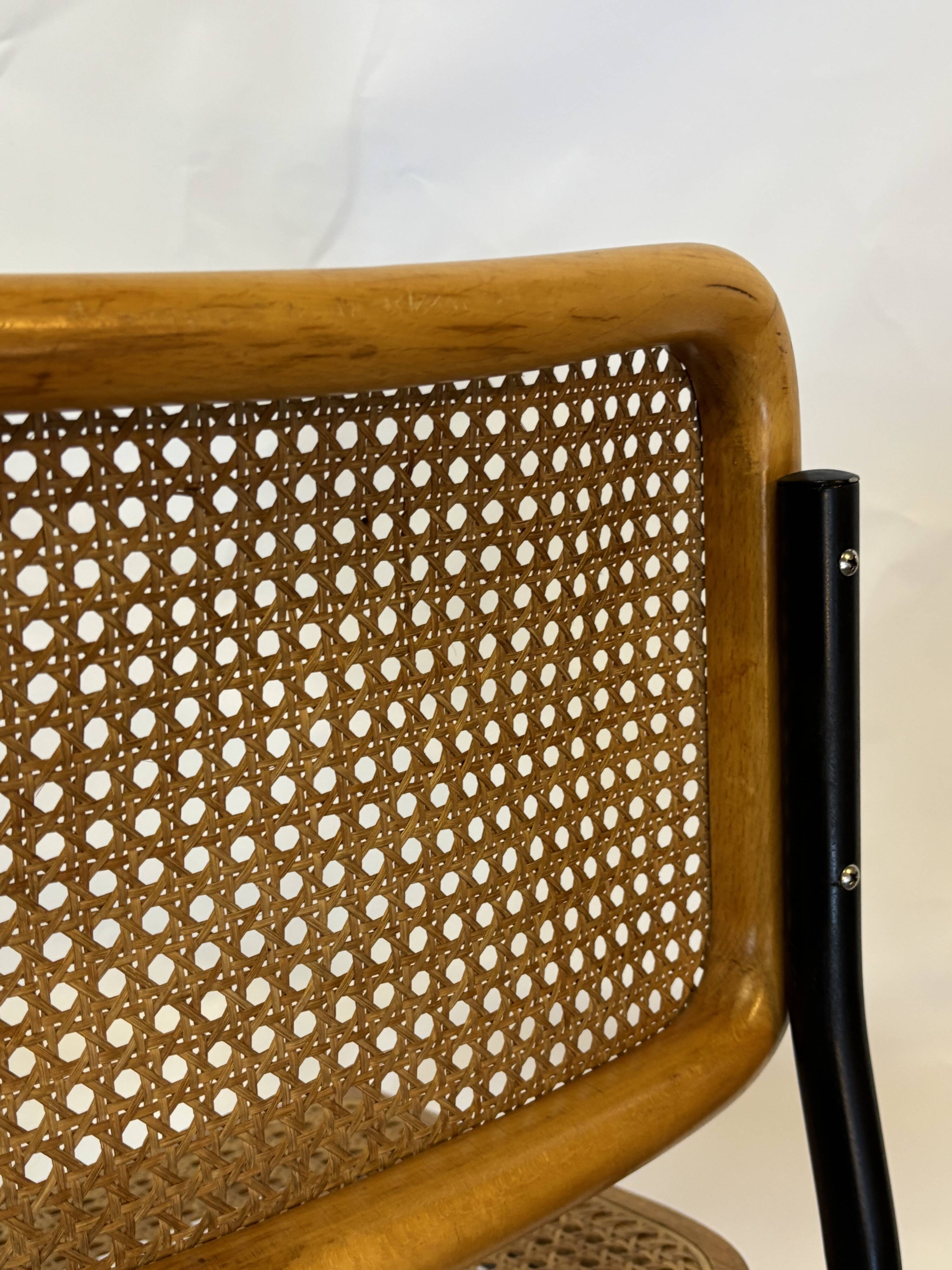 Ensemble de 4 chaises Cesca B32 conçues par Marcel Breuer, cadre noir.