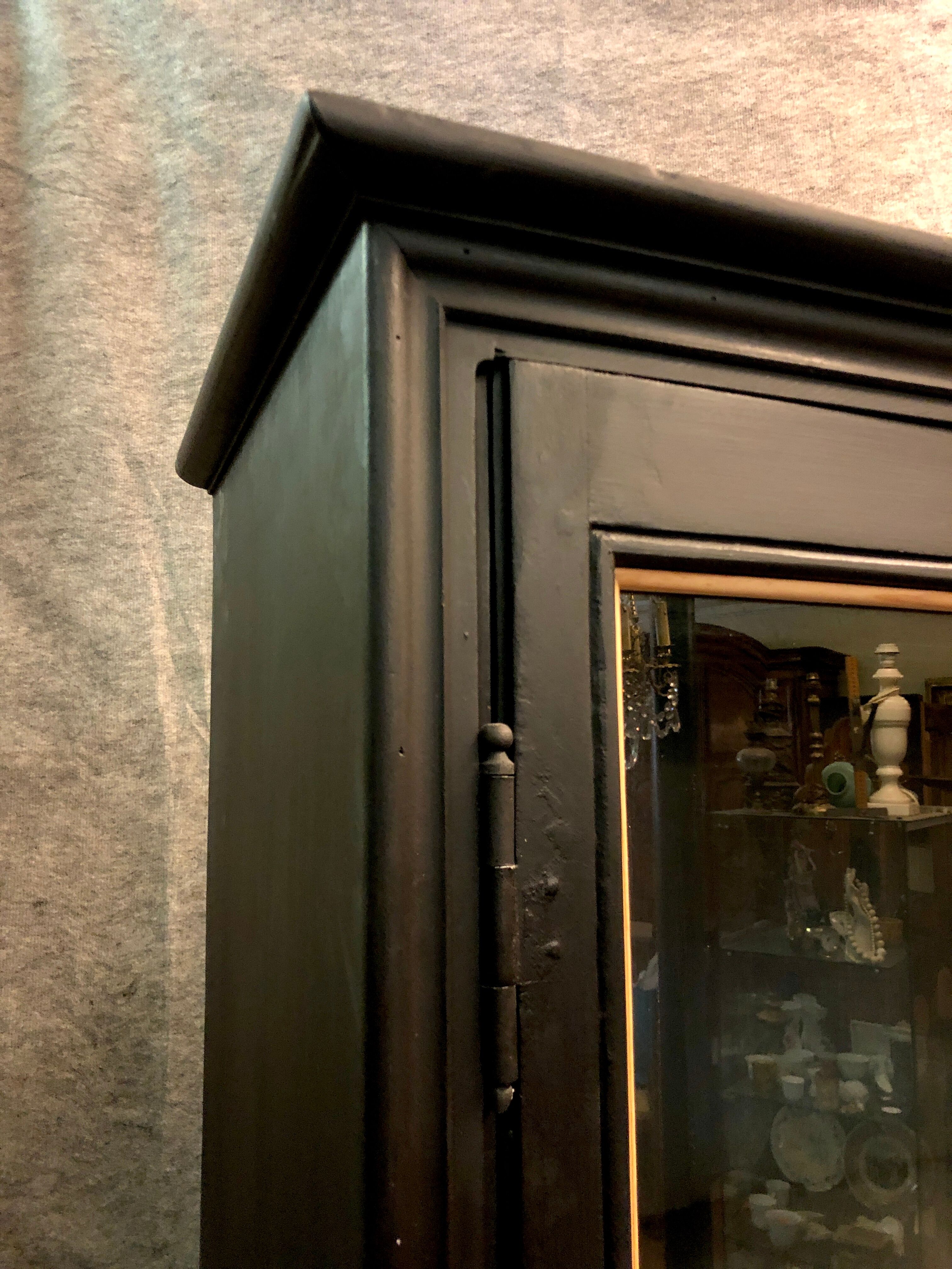 Vitrine noire. Travail d’ébéniste, XXe siècle