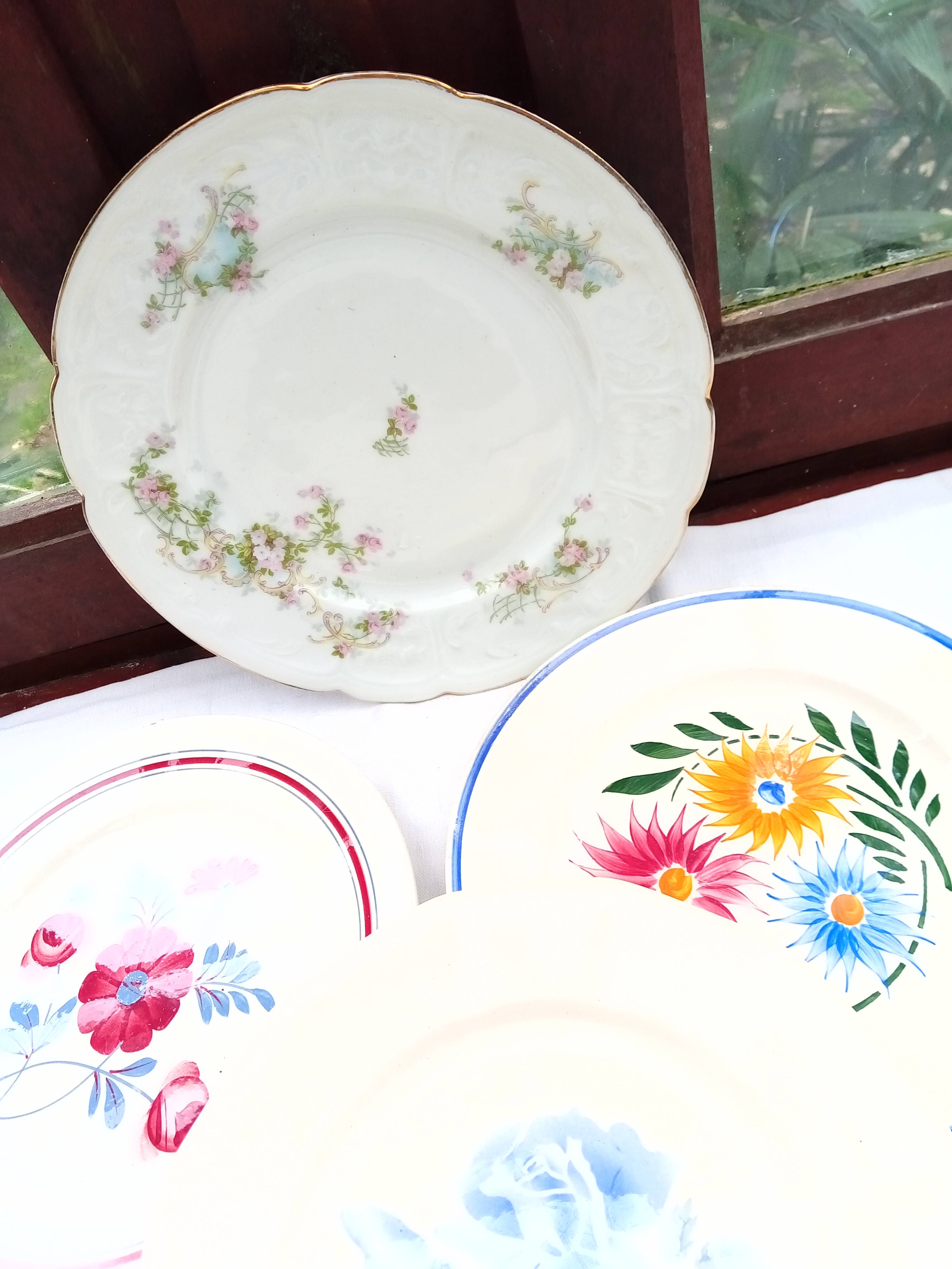 Assortment of 6 dinner plates