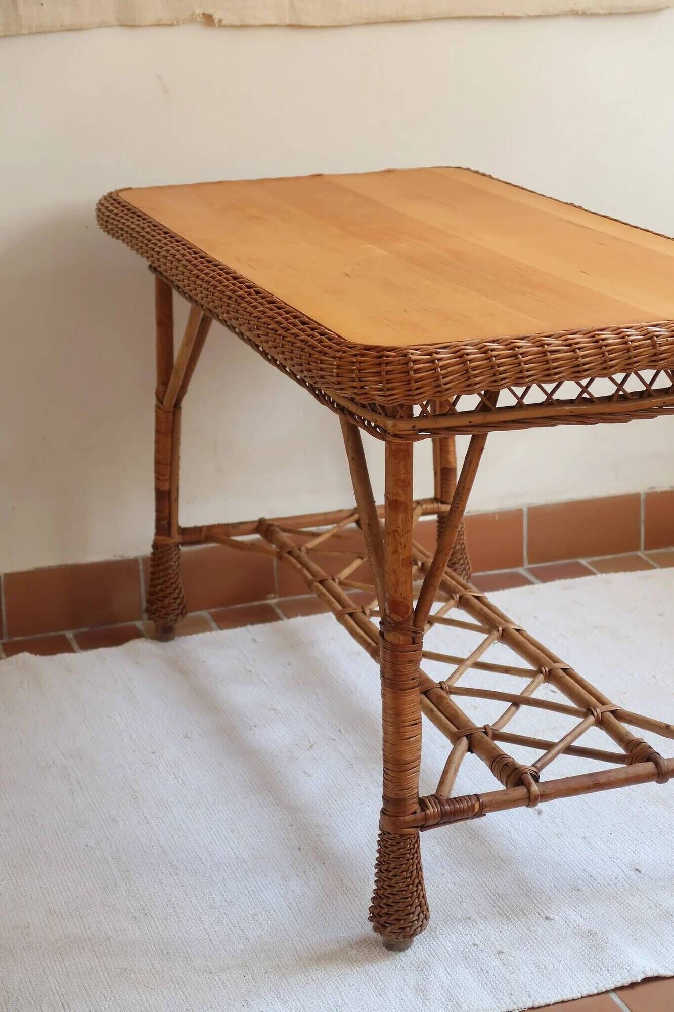 Table à manger en rotin et osier, plateau en hêtre, années 60