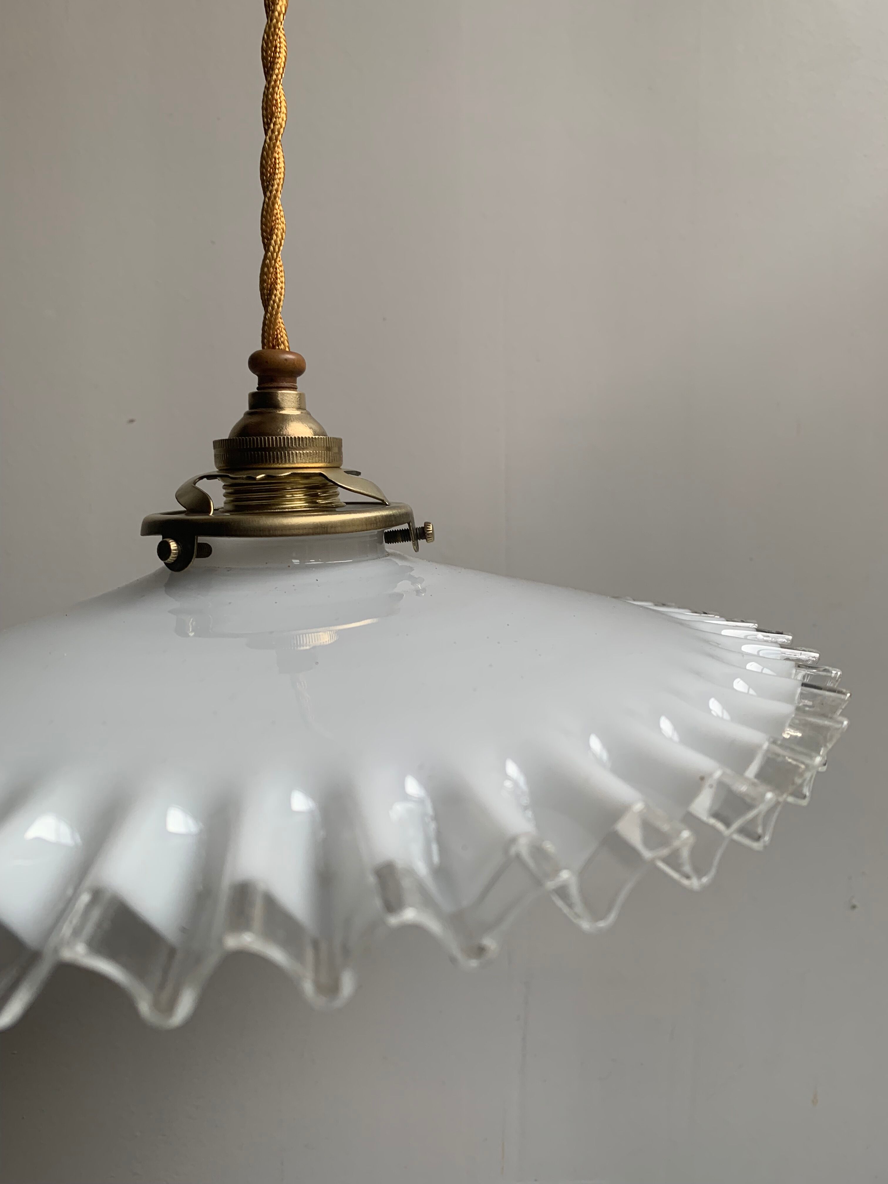 Opaline suspension with brass claw