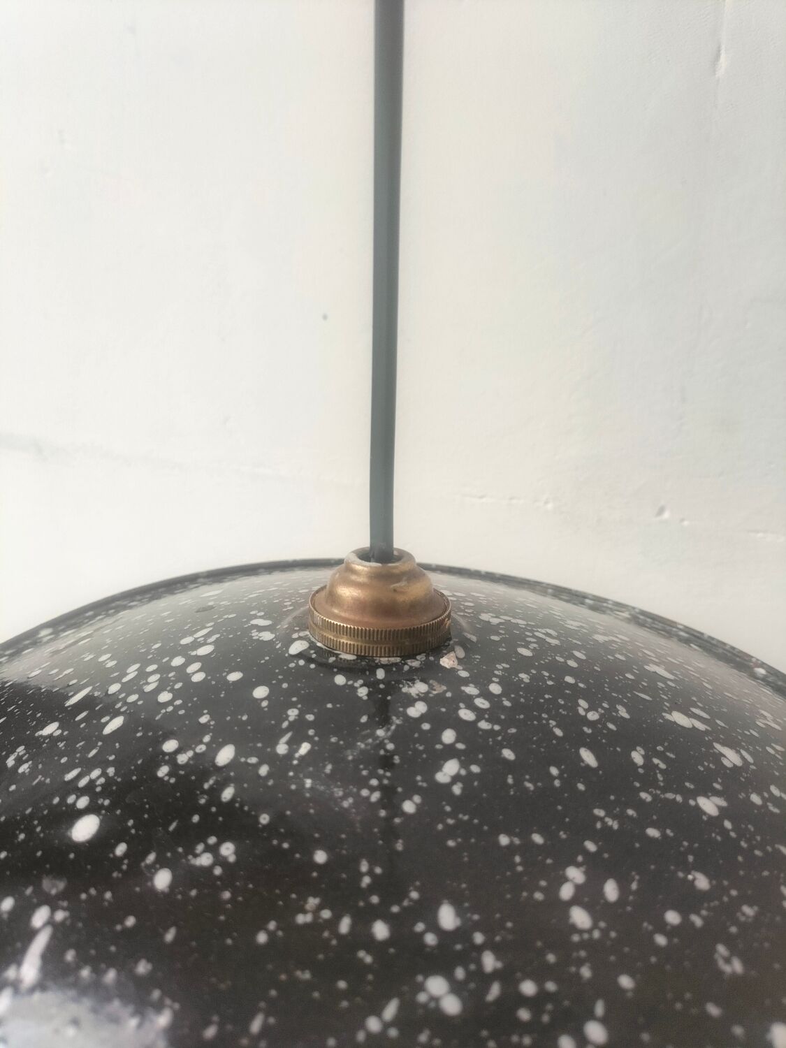 2 enamelled sheet metal suspensions