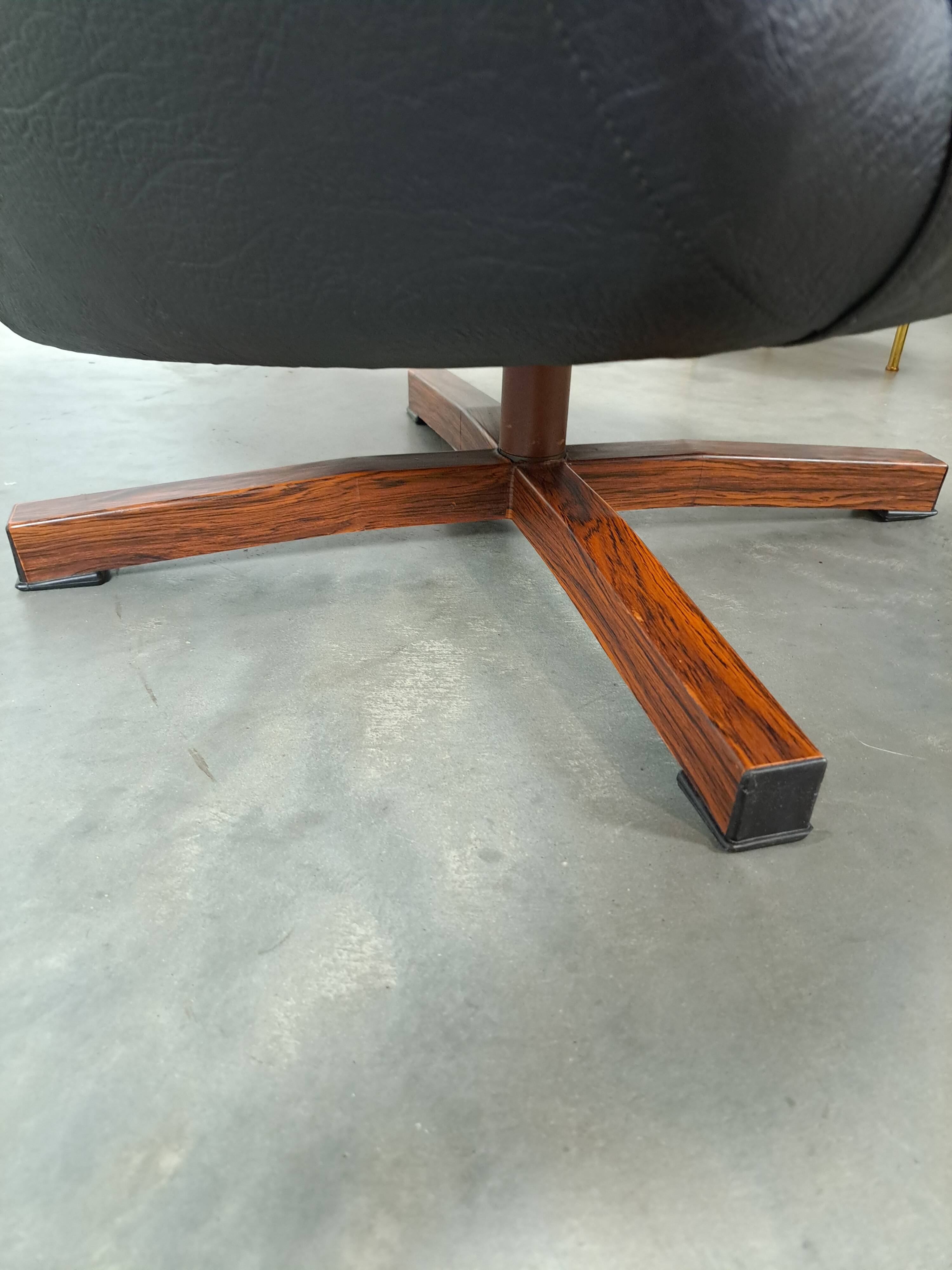 Fauteuil pivotant en similicuir noir provenant de Suède