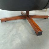 Fauteuil pivotant en similicuir noir provenant de Suède