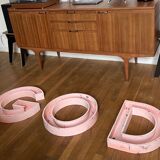 Lettres d'enseigne en métal rose "god" ou "dog"