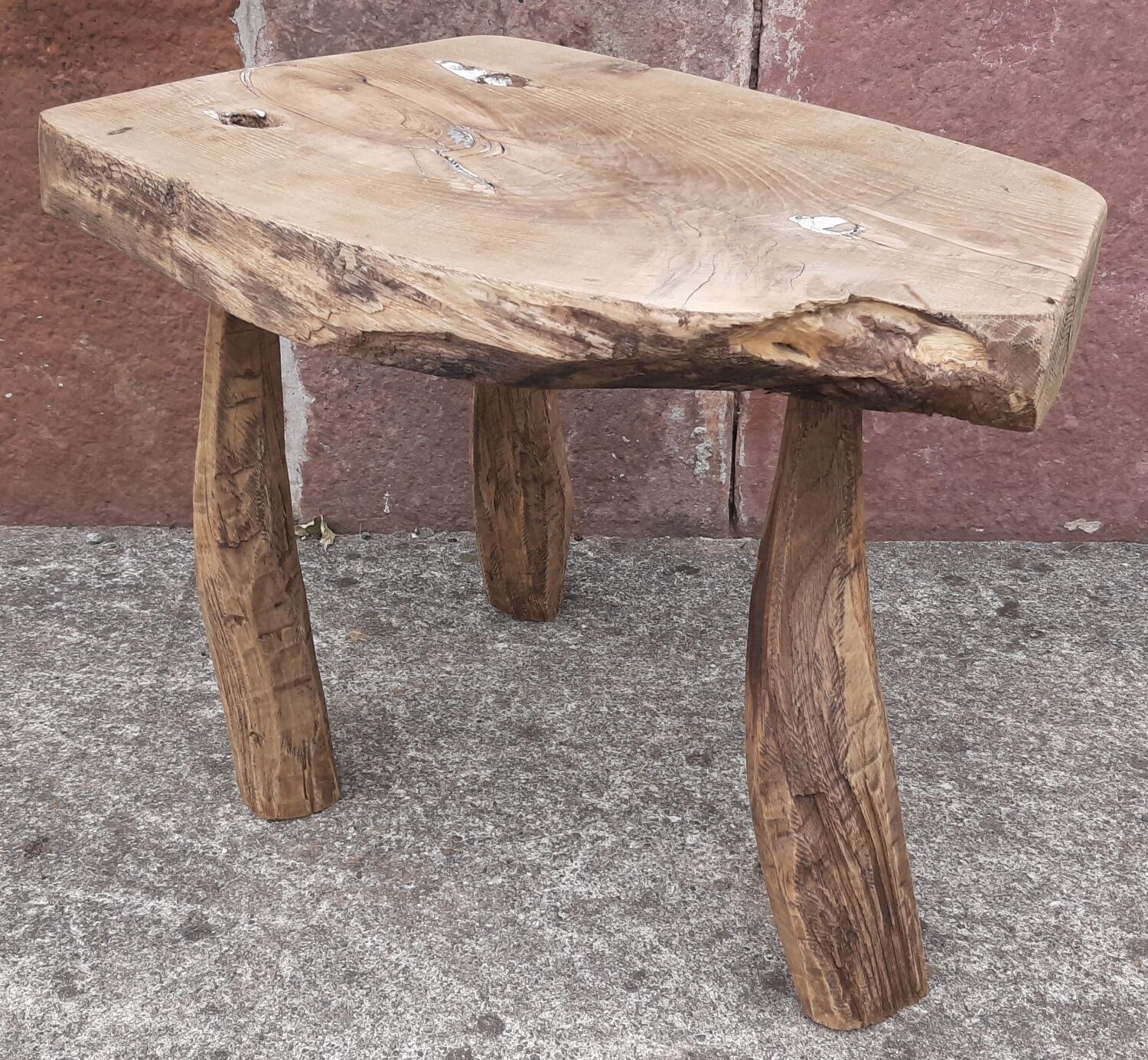 Brutalist coffee table in solid wood, tripod. (Popular art)