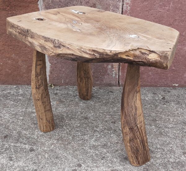 Table basse brutaliste en bois massif, tripode. (Art populaire)