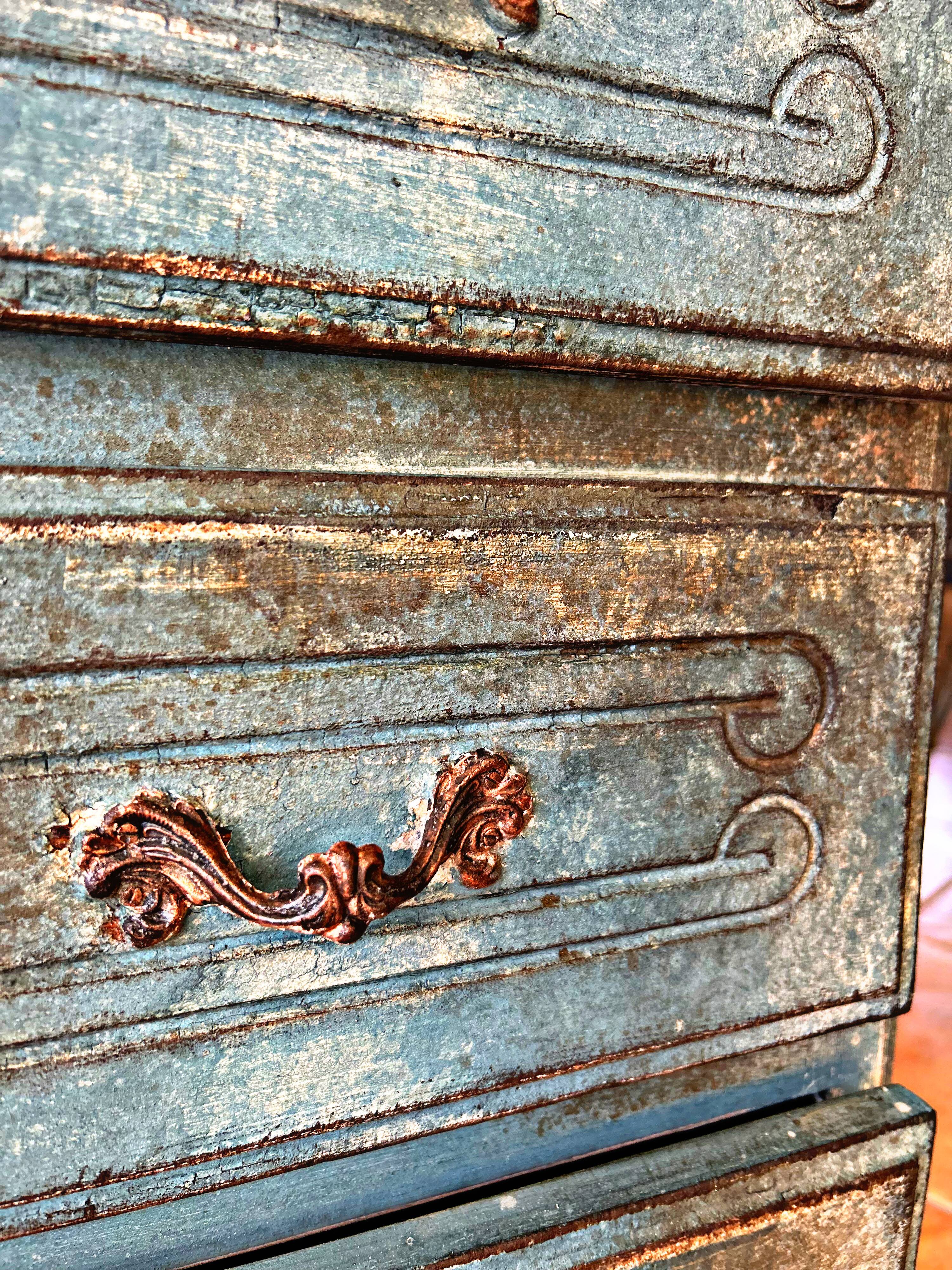 Antique commode with a patina in the Tuscan technique.