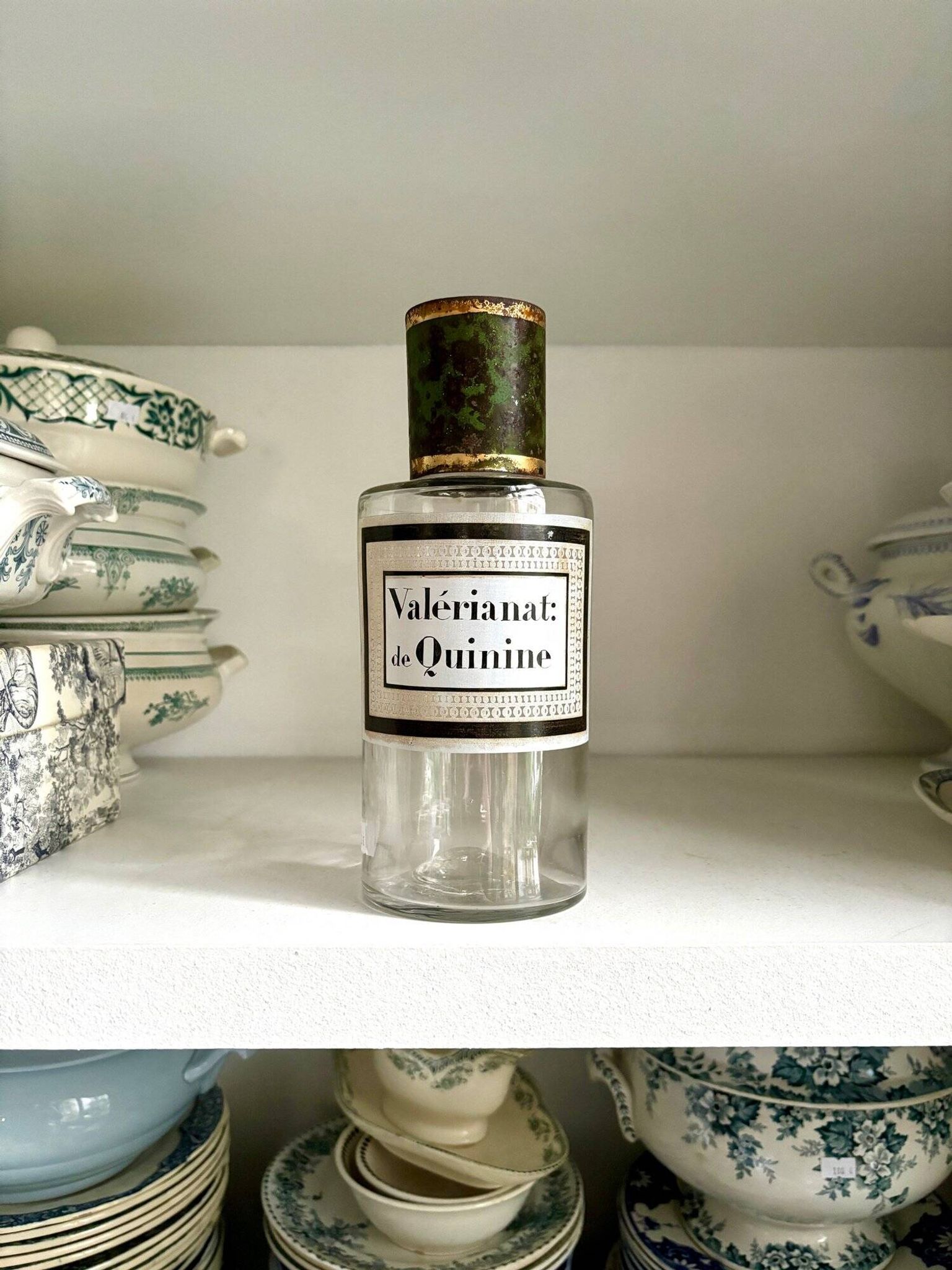 Valerianat: quinine apothecary bottle in transparent glass and metal