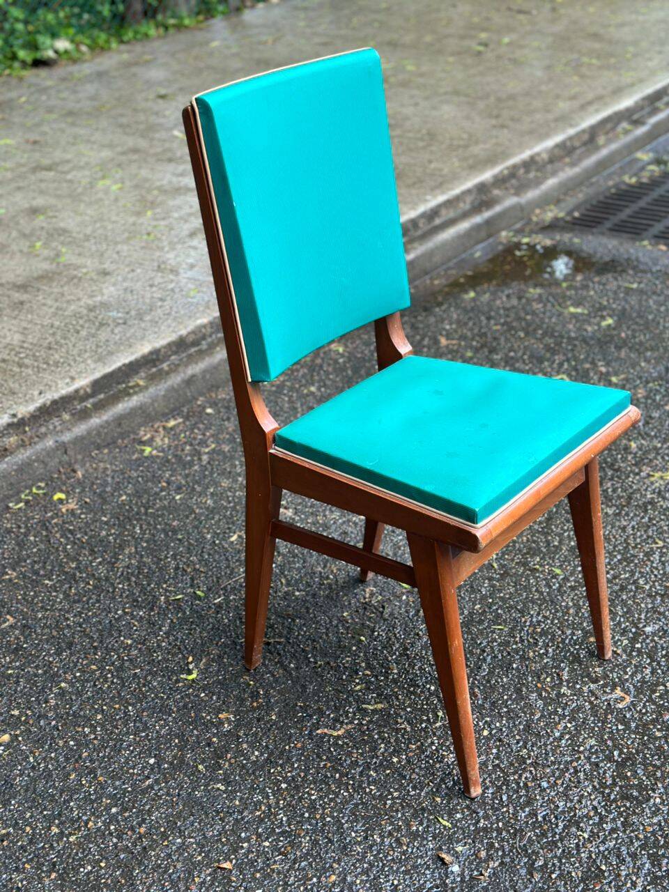 Scandinavian chair in solid oak and blue leather from the 1950s.