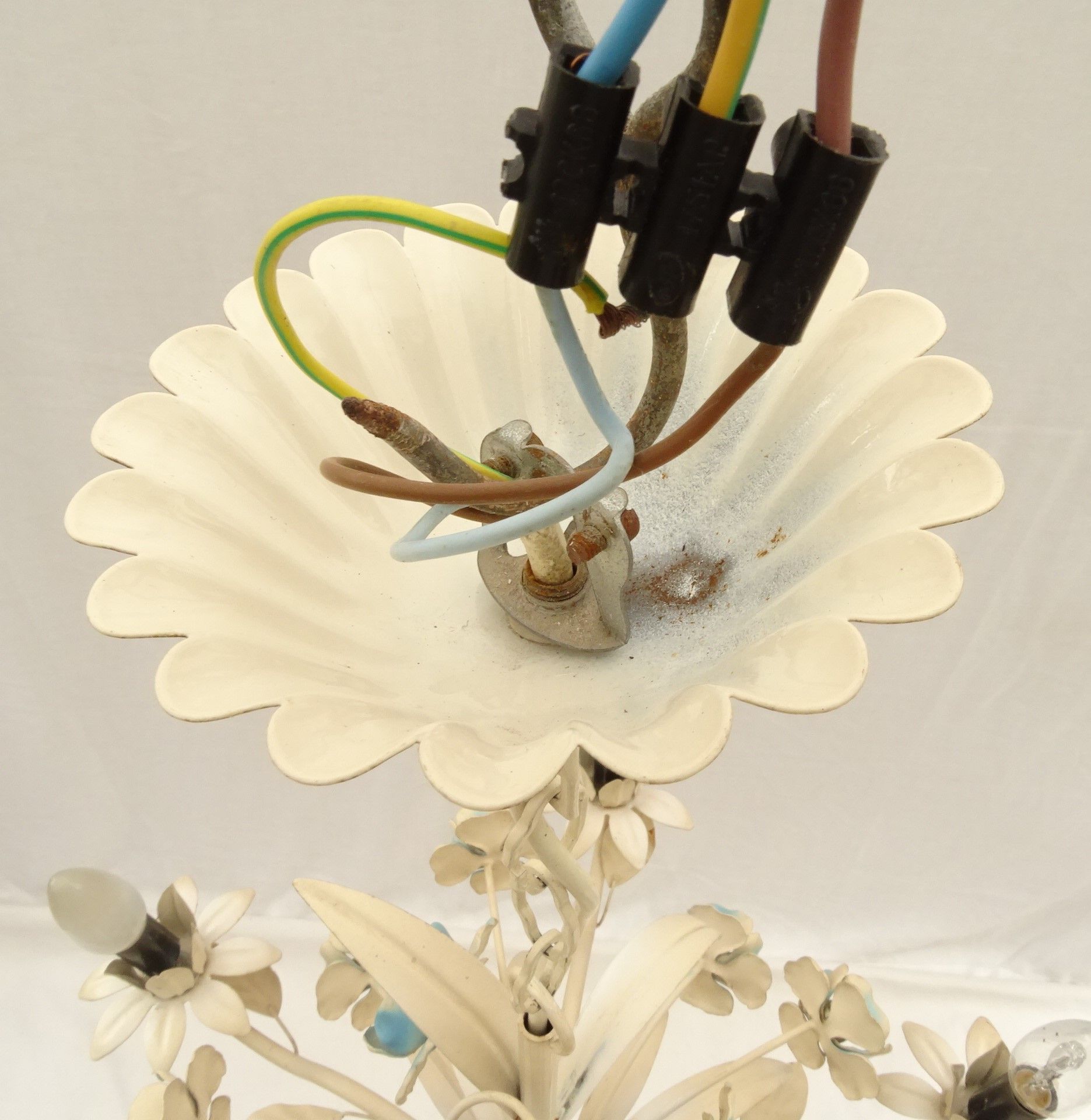 Vintage chandelier bouquet of blue flowers 5 candles in painted sheet metal.