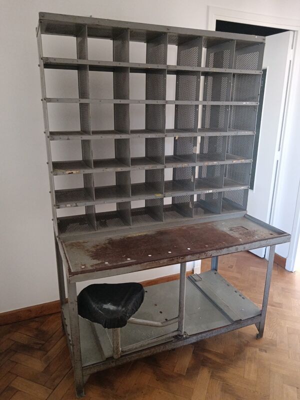 Meuble de tri postal