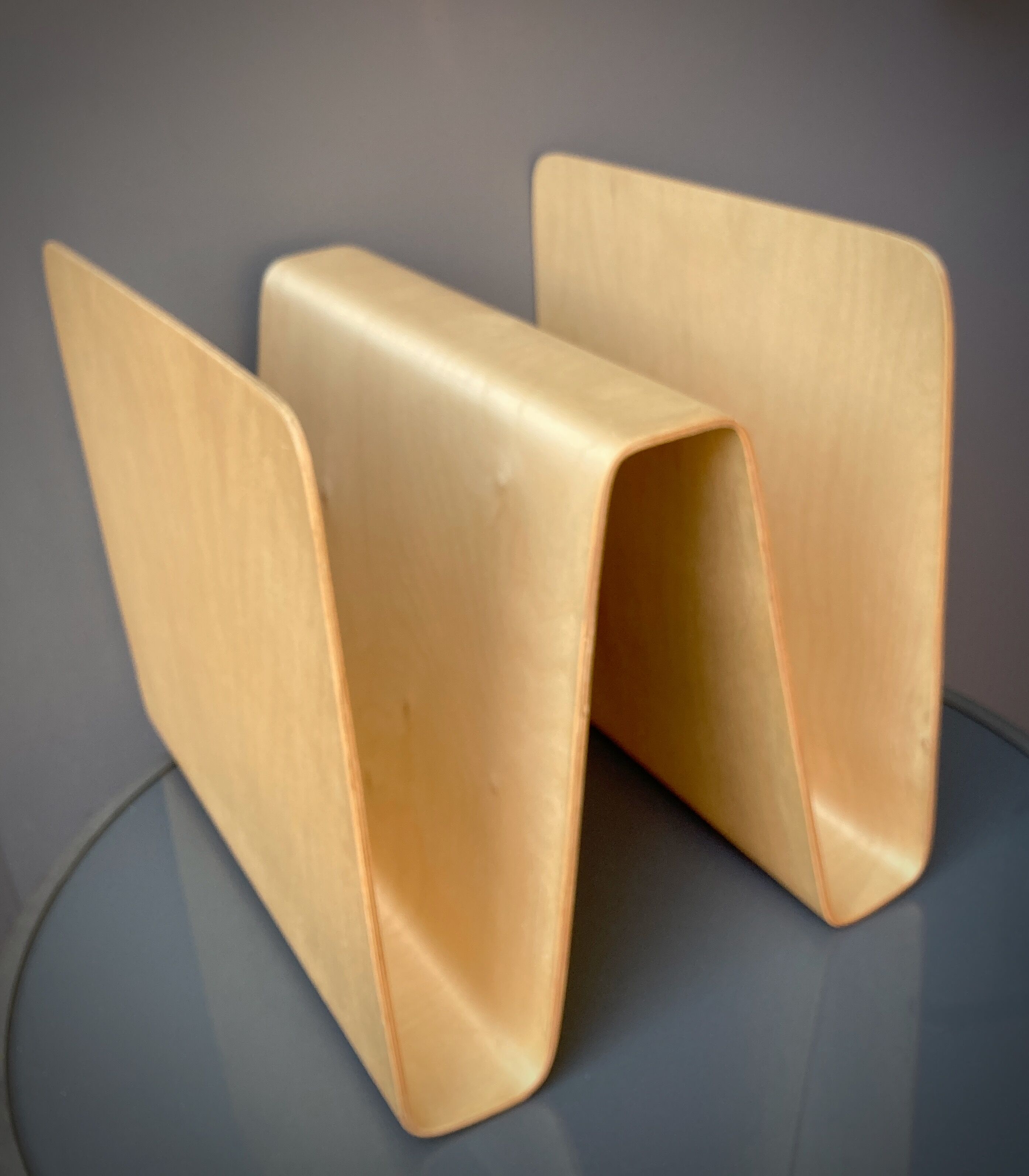 Design magazine holder in thermoformed wood