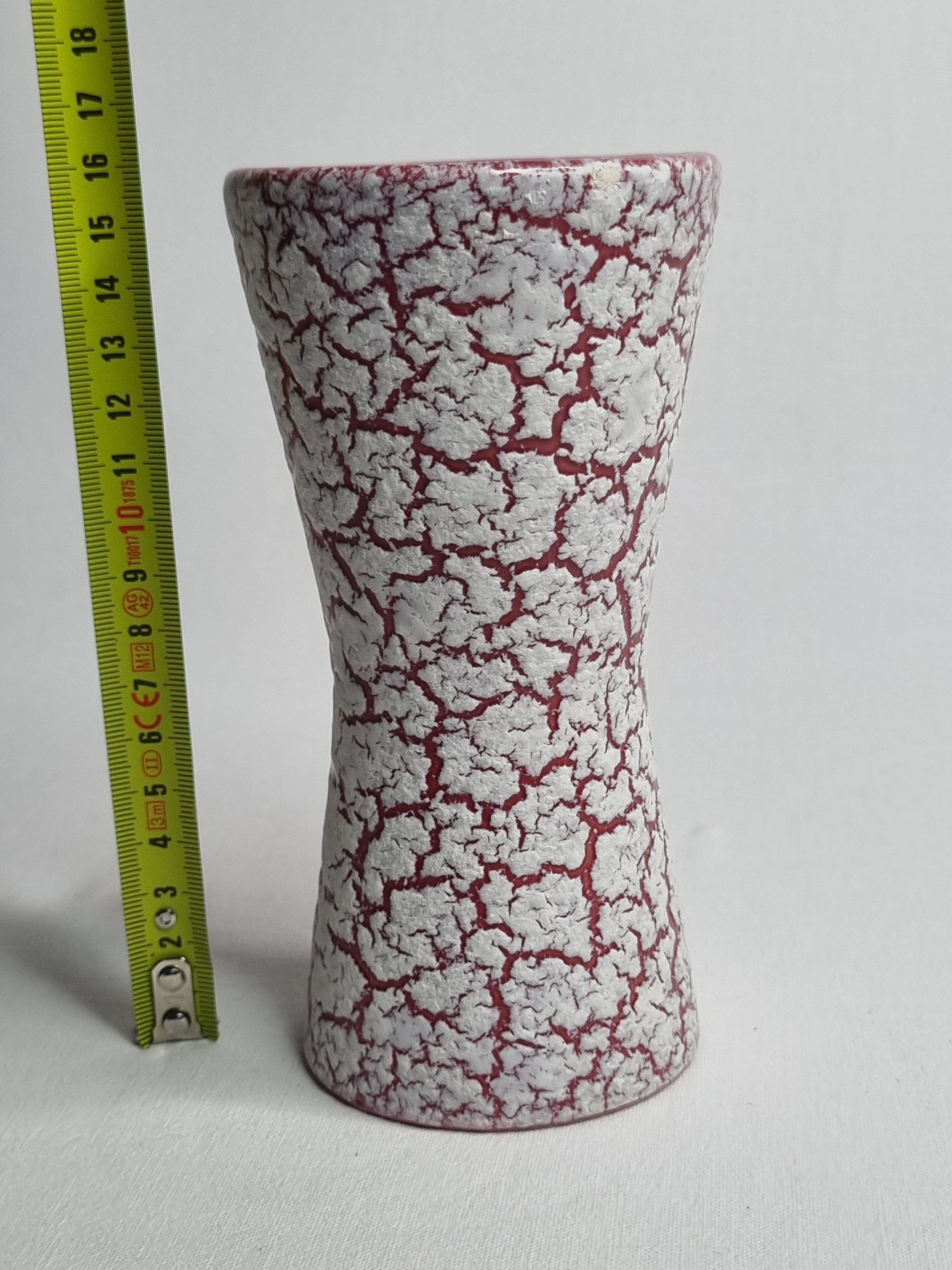 Pink and white vintage diabolo vase, 15 cm