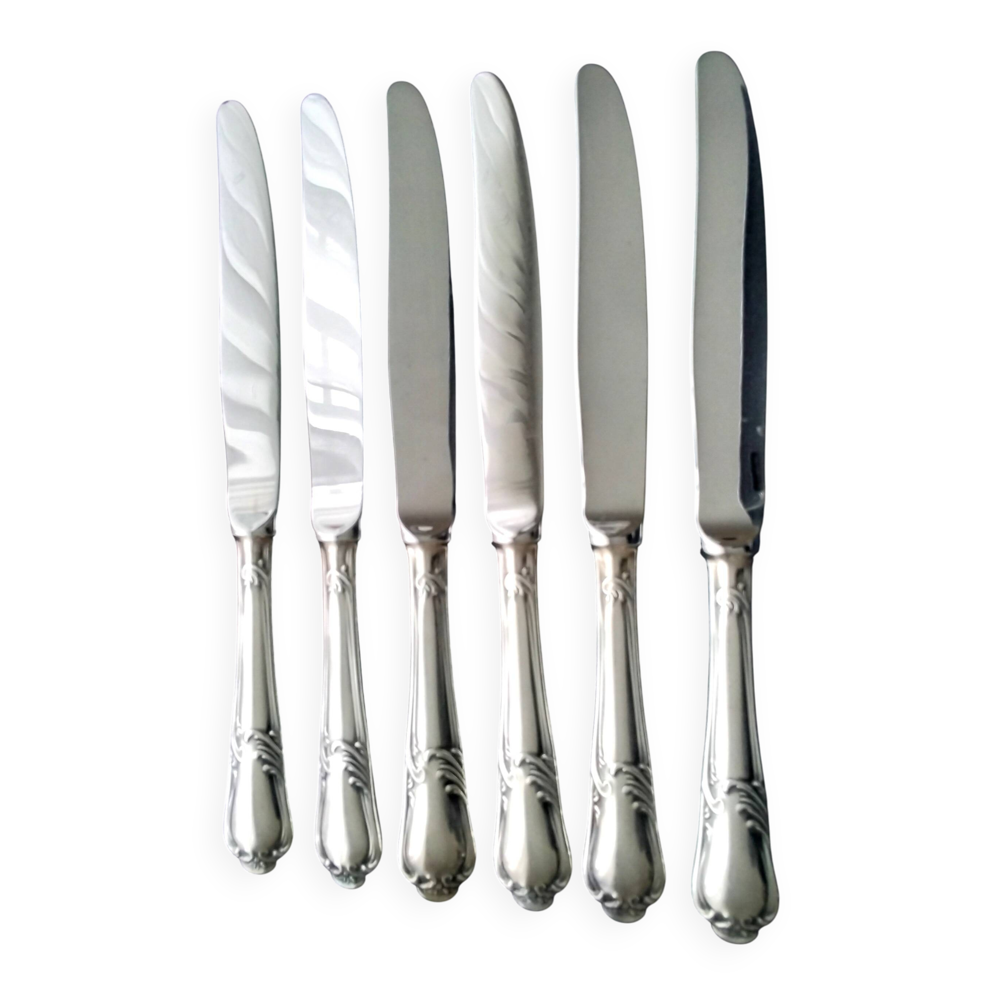 12 Guy Degrenne Rocaille pattern table knives (RESERVES)