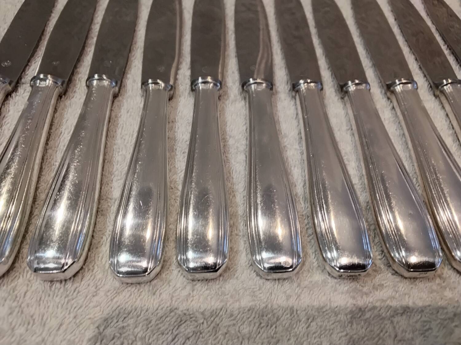 12 silver-plated dessert knives by the silversmith Ercuis, Senlis, 20.3 cm.