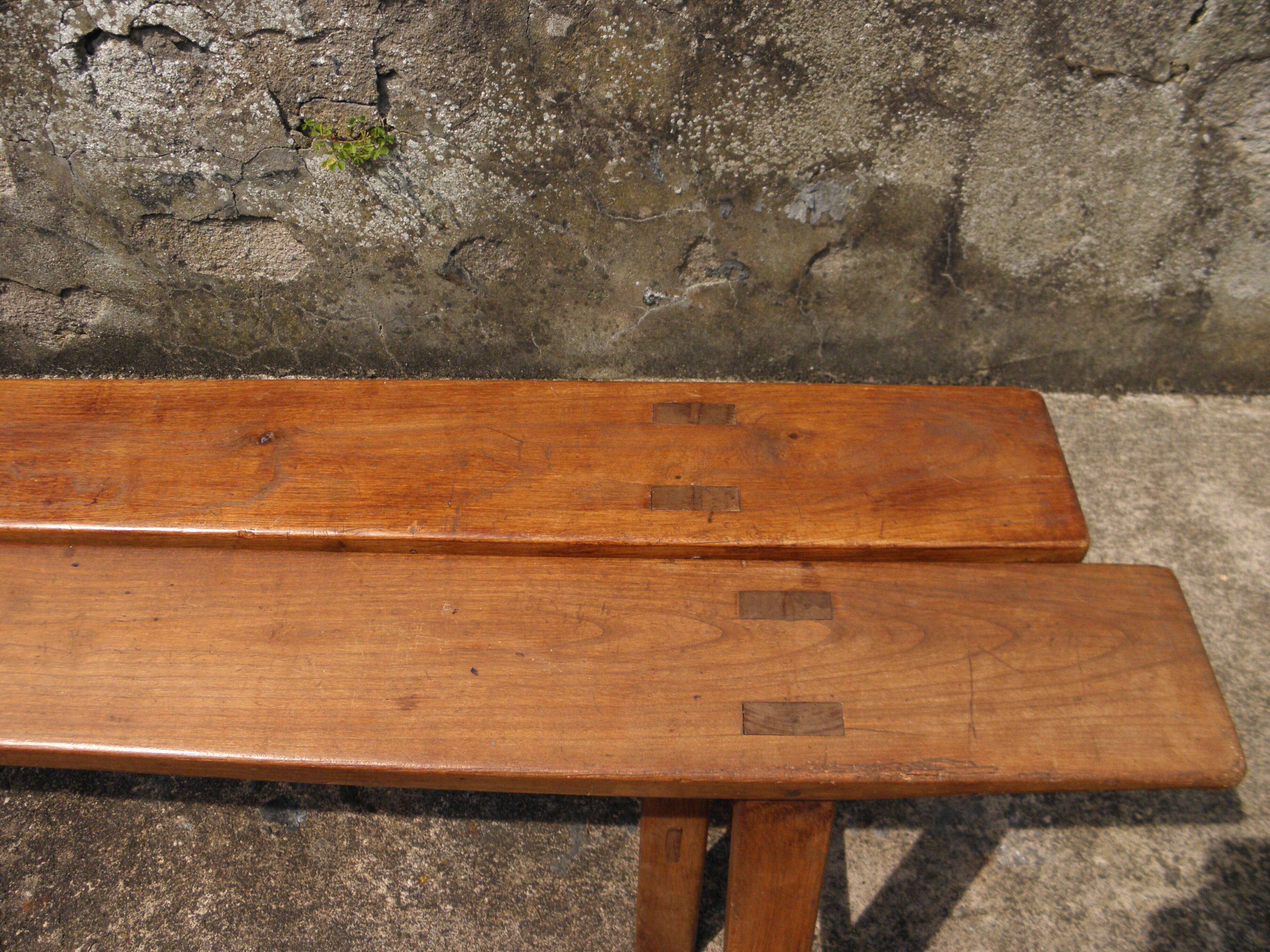 Paire de bancs de ferme en merisier 183 cm.