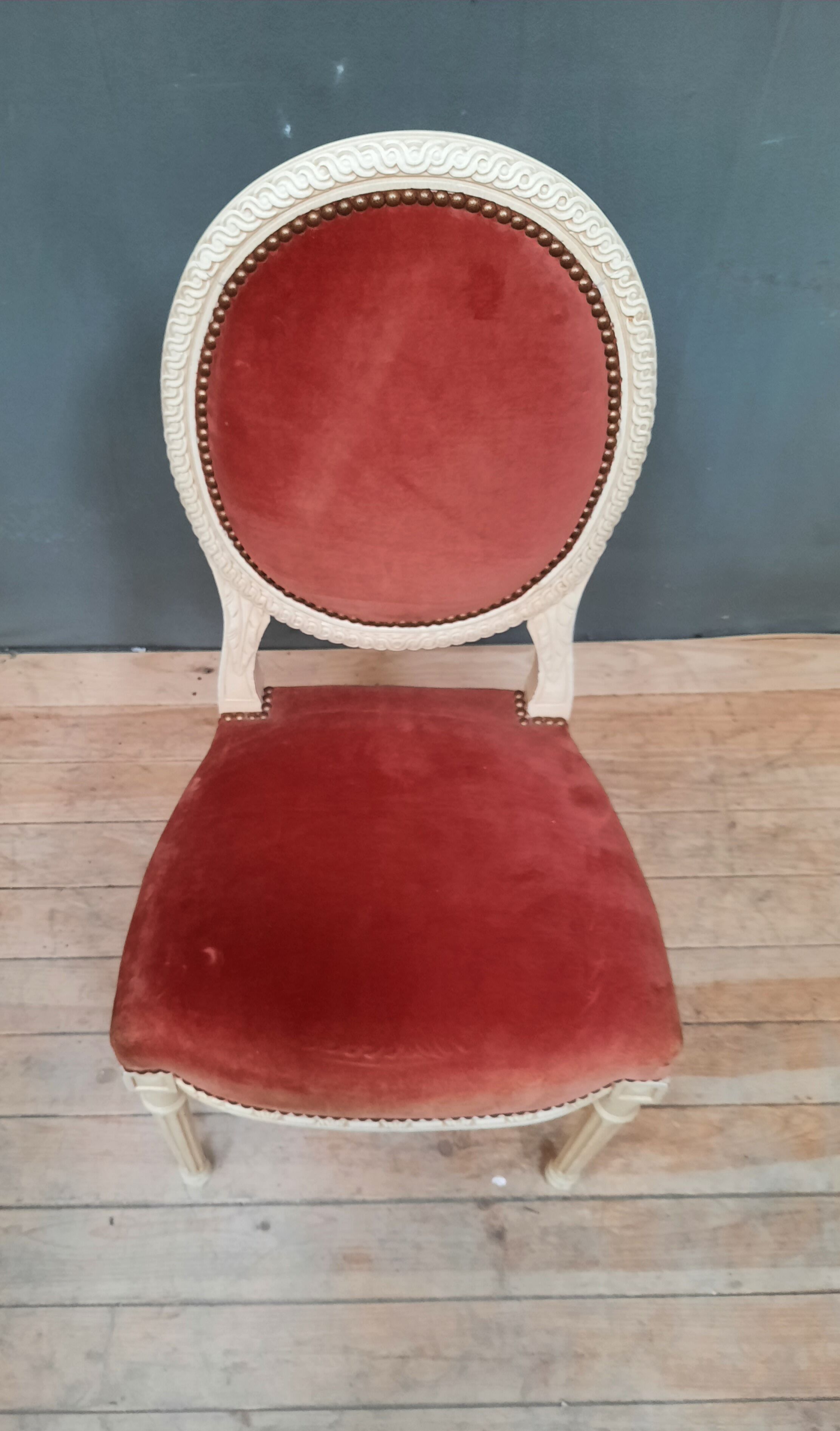 Chaise laquée blanche de style Louis XVI