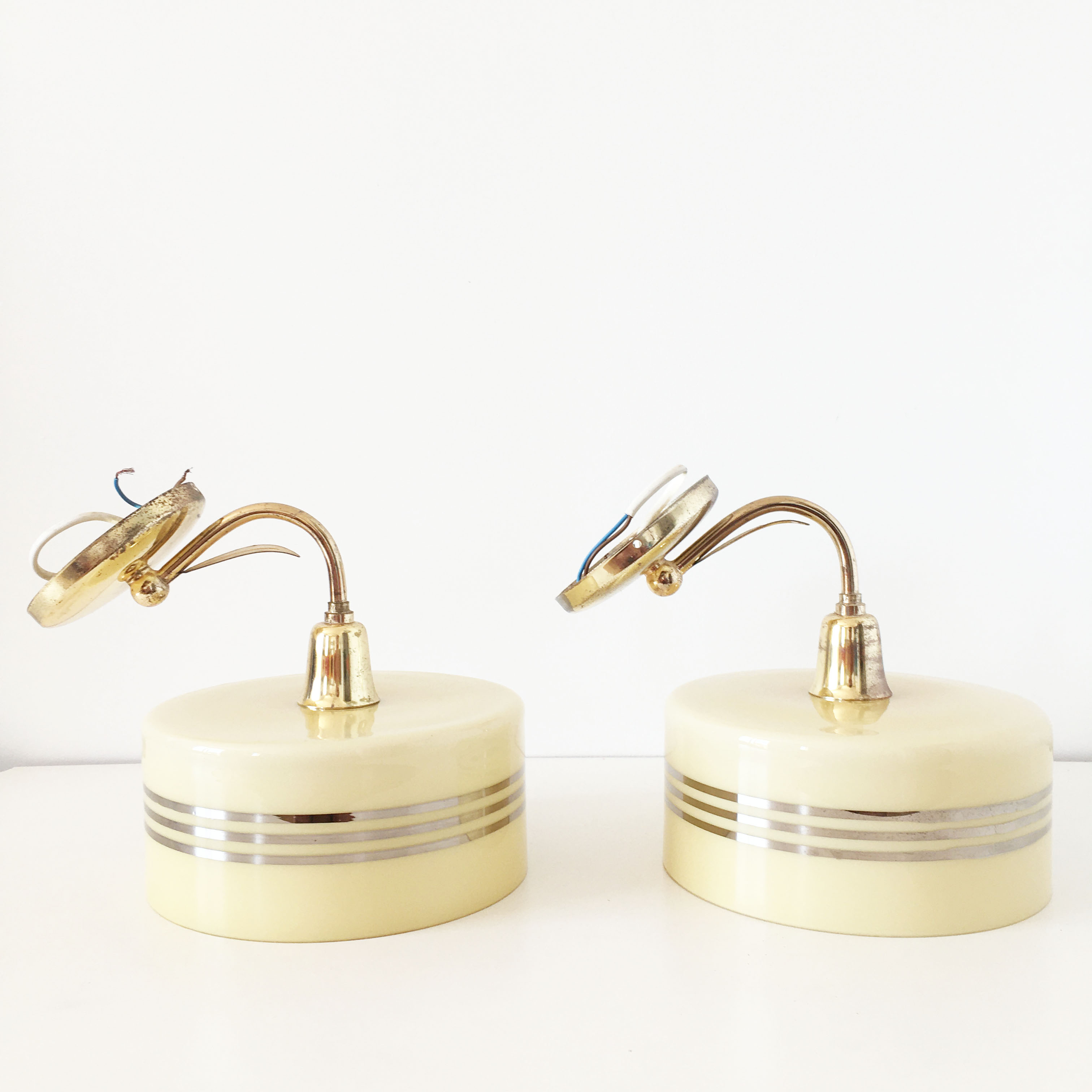 Paire d'appliques globe opaline jaune et doré