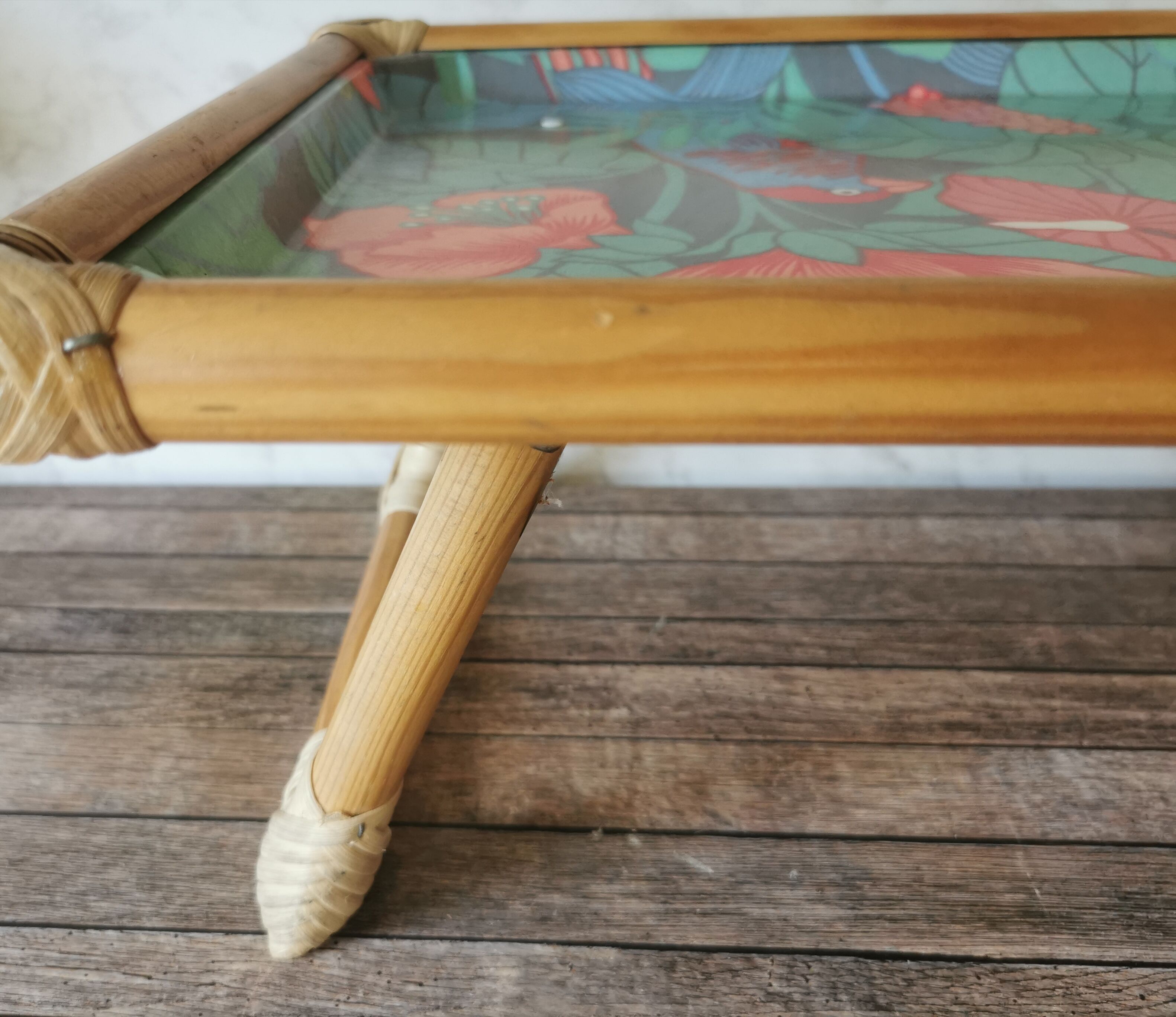 Folding tray parrots and flowers fiber and rattan