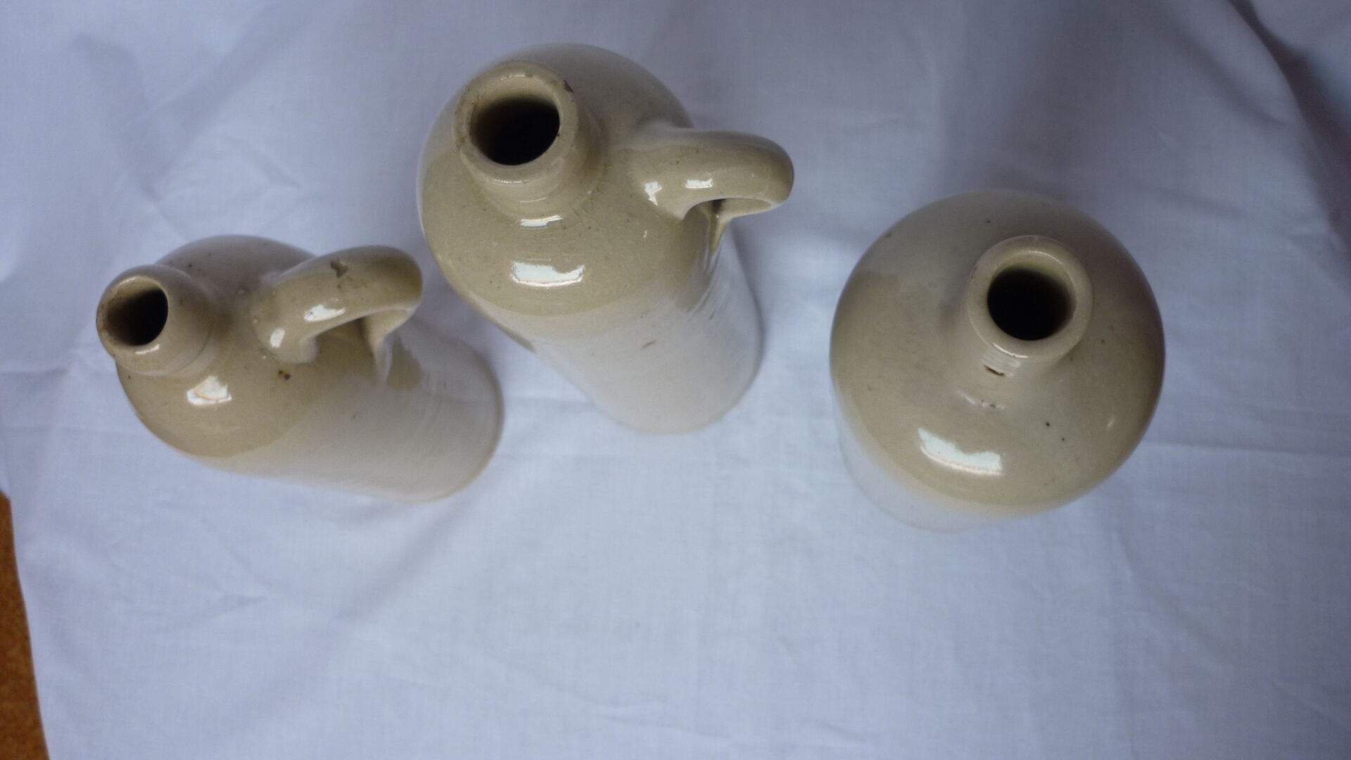 Trio de bouteilles en grès