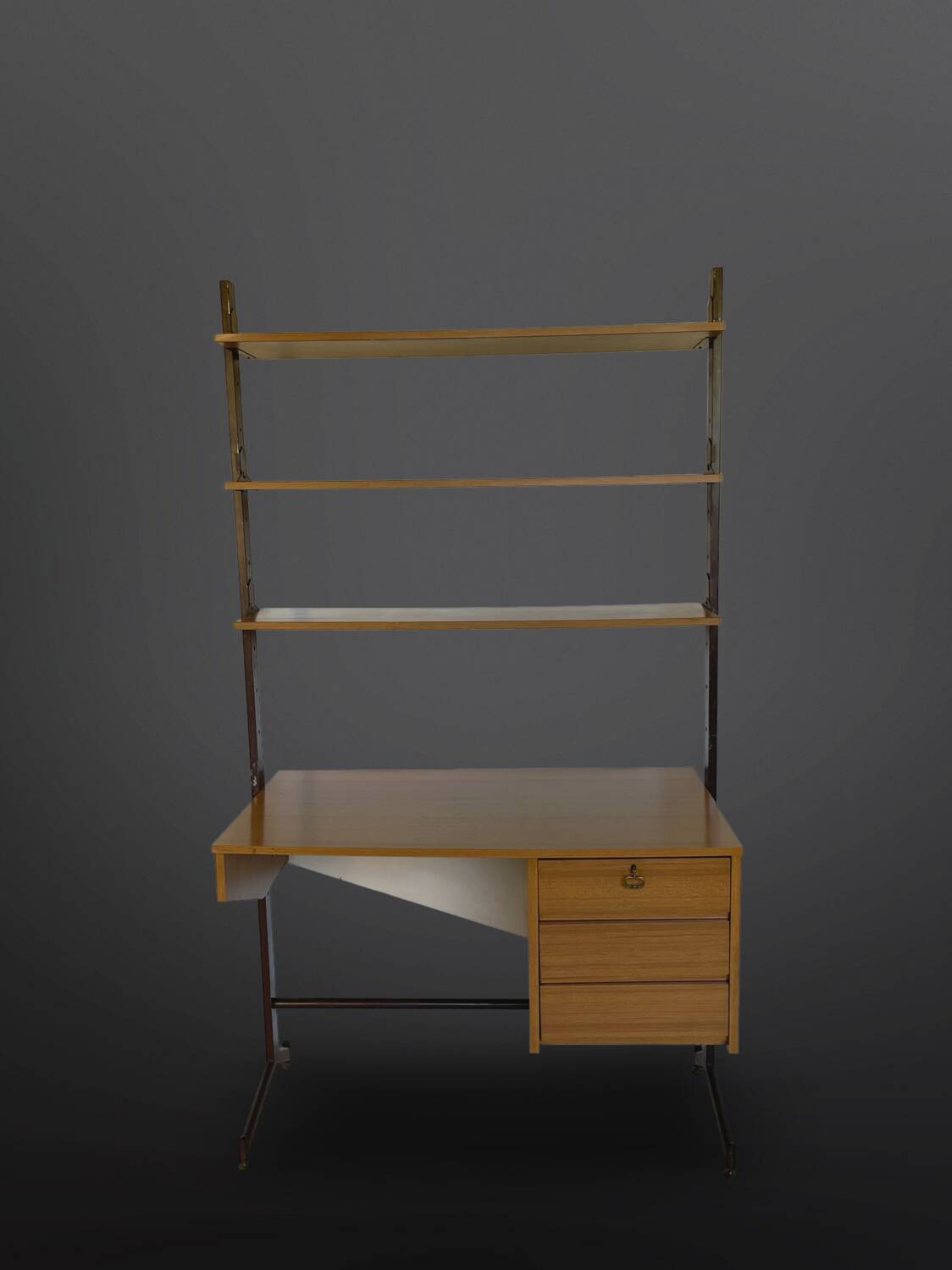 Bibliothèque italienne du milieu du siècle avec bureau.