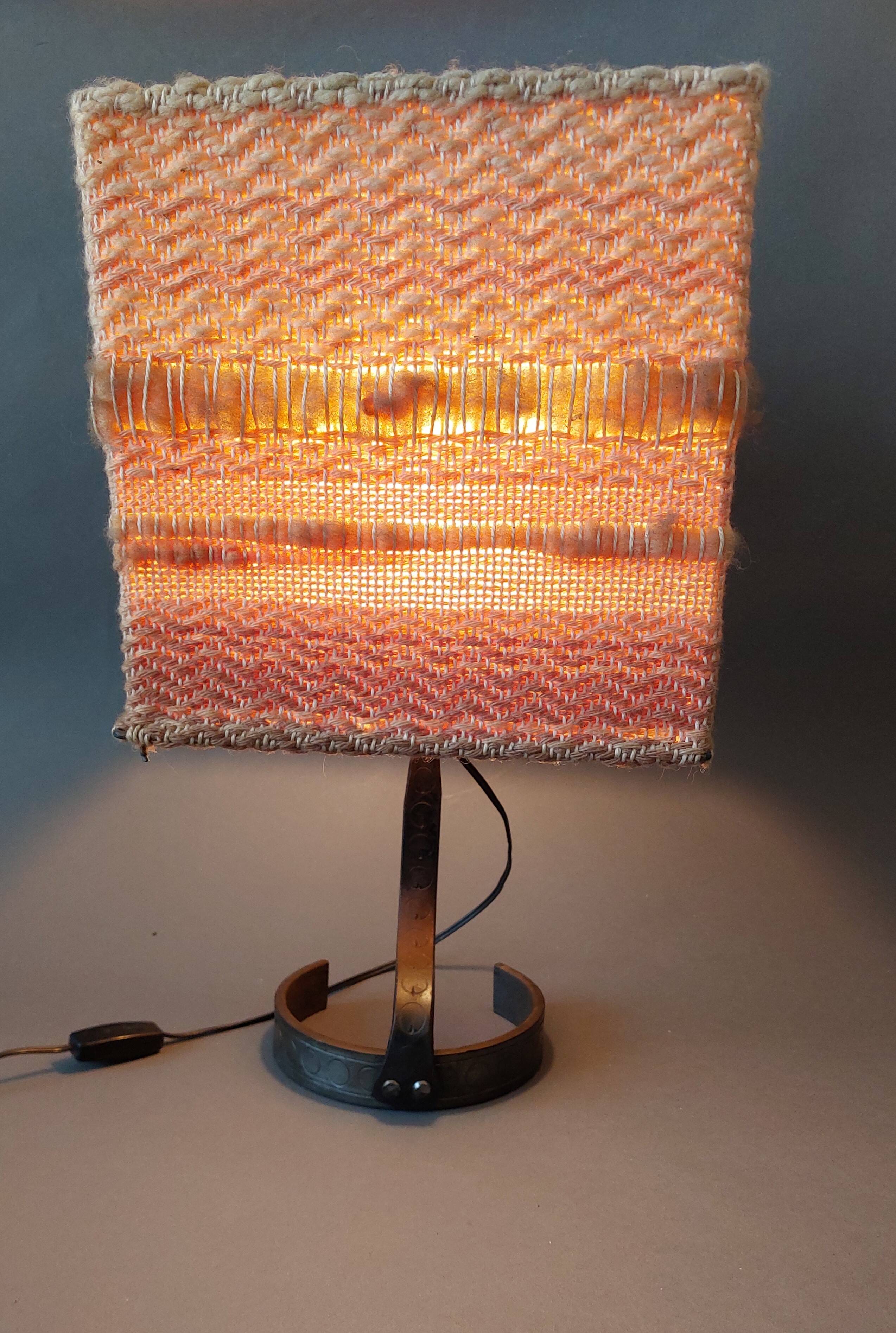 Lampe brutaliste 1950 en fer forgé abat-jour en laine fait main.