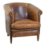 Fauteuil club en cuir de mouton de caractère avec une apparence luxueuse et rustique