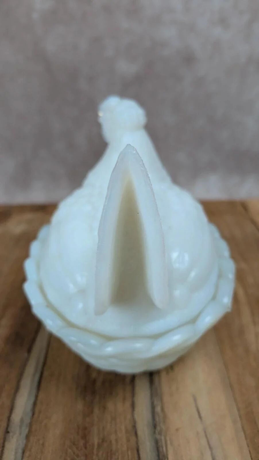 Hen on white opaline glass basket – marked Sv