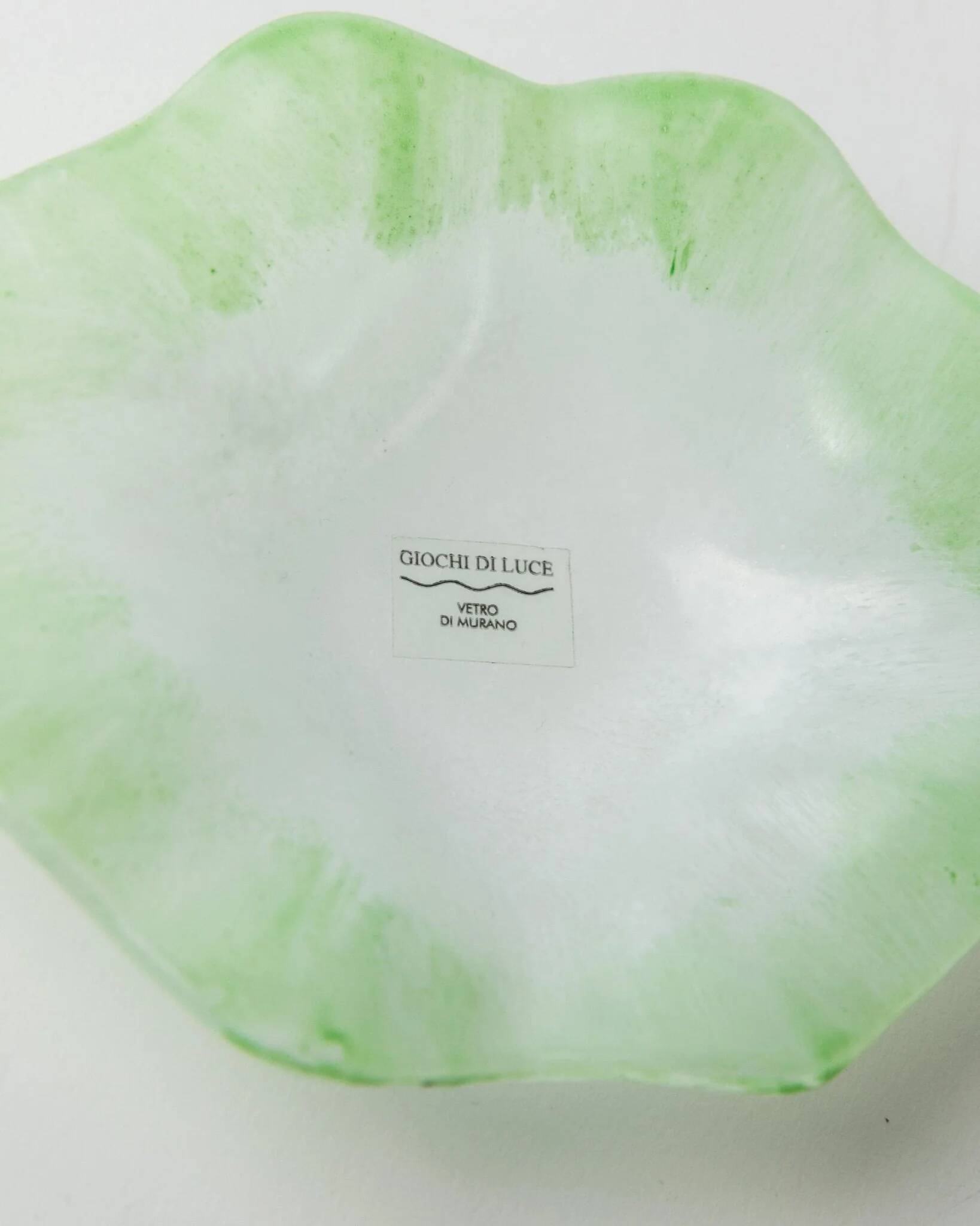 Bol en verre de Murano vert par Giochi di Luce - Plat sculptural ondulé d'Italie des années 1980 pour cendrier ou porte-savon.