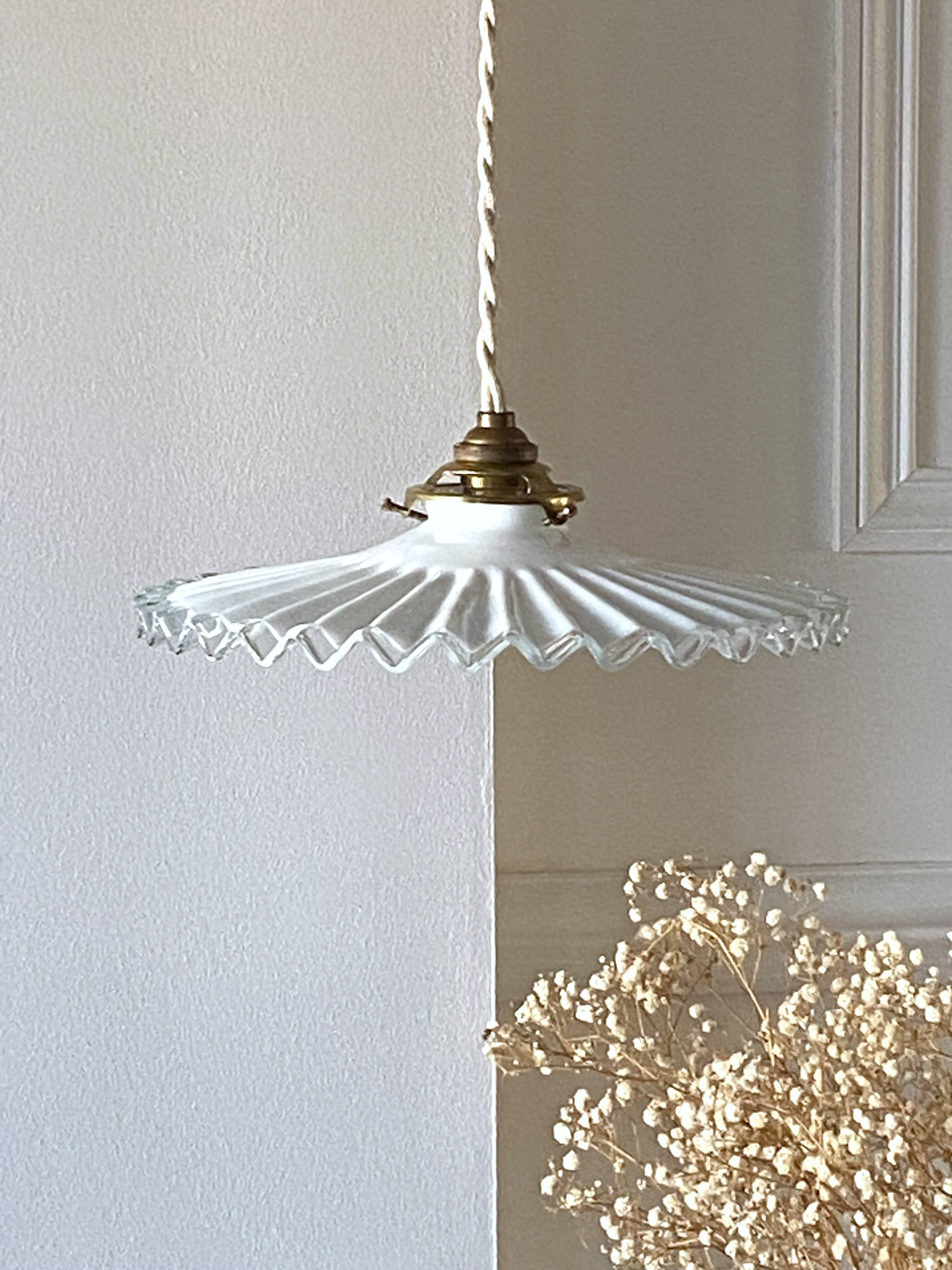 Suspension in pleated opaline