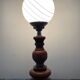 Lampe vintage des années 60-70 en bois et opaline