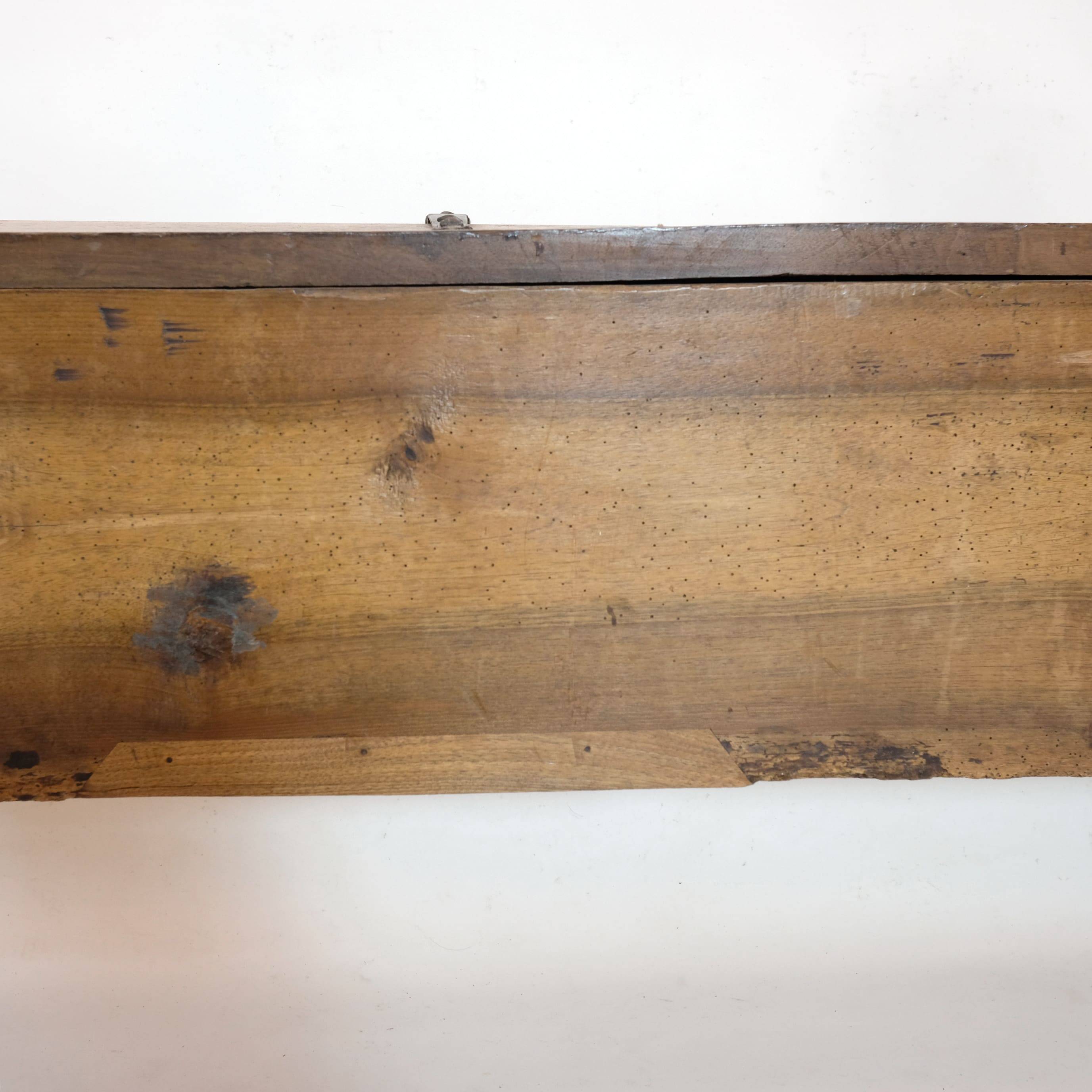 Long walnut grain chest forming a bench, 220cm.