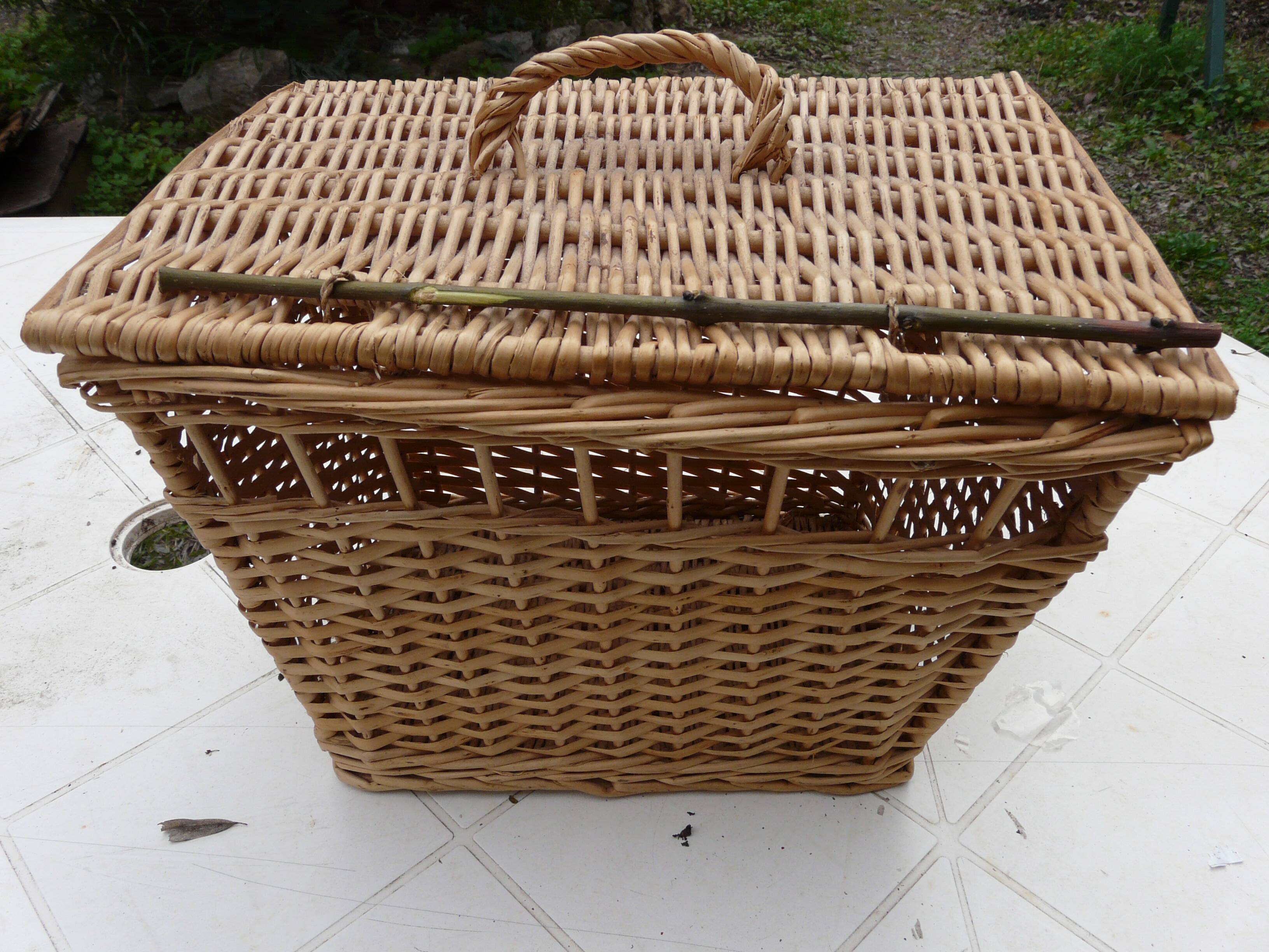Vintage wicker basket for poultry rabbit