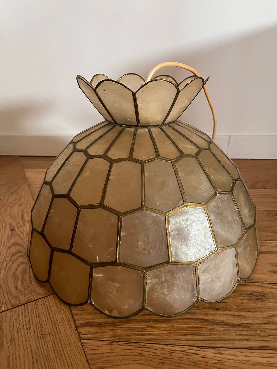 Mother-of-pearl suspension