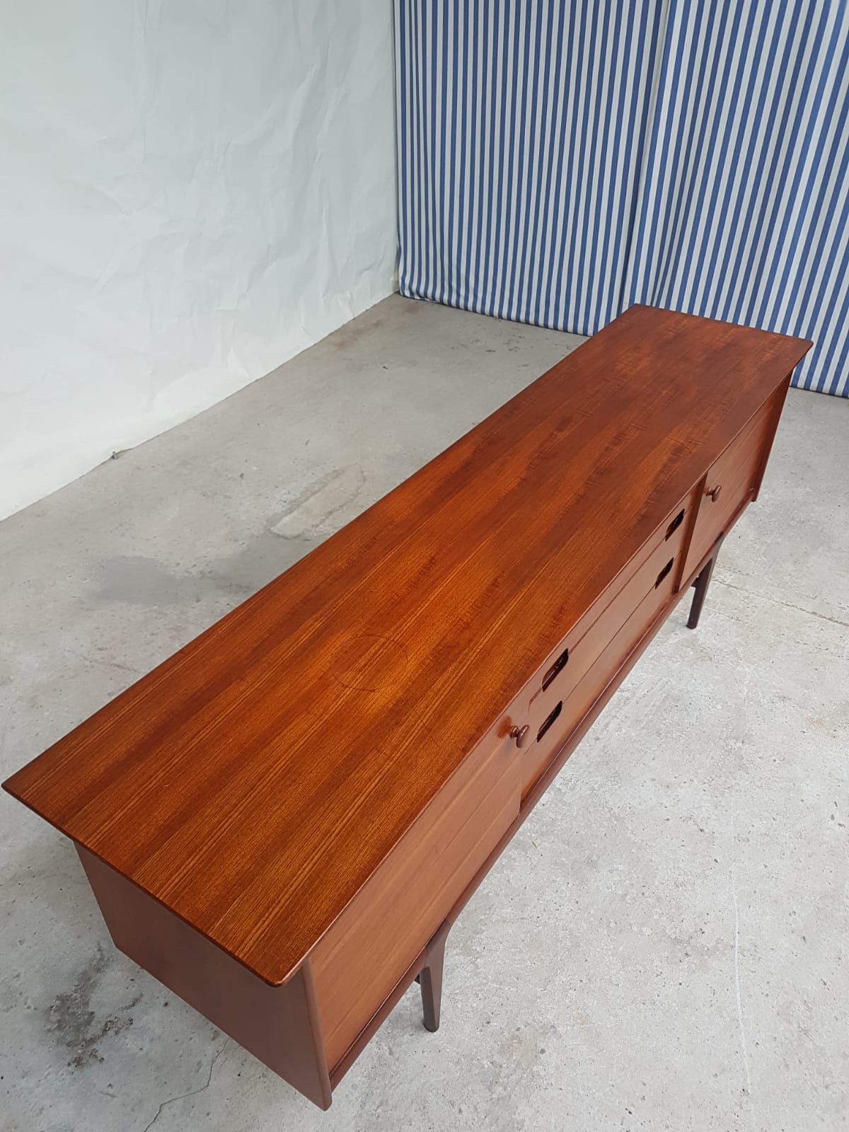 Enfilade par A. Younger en teck