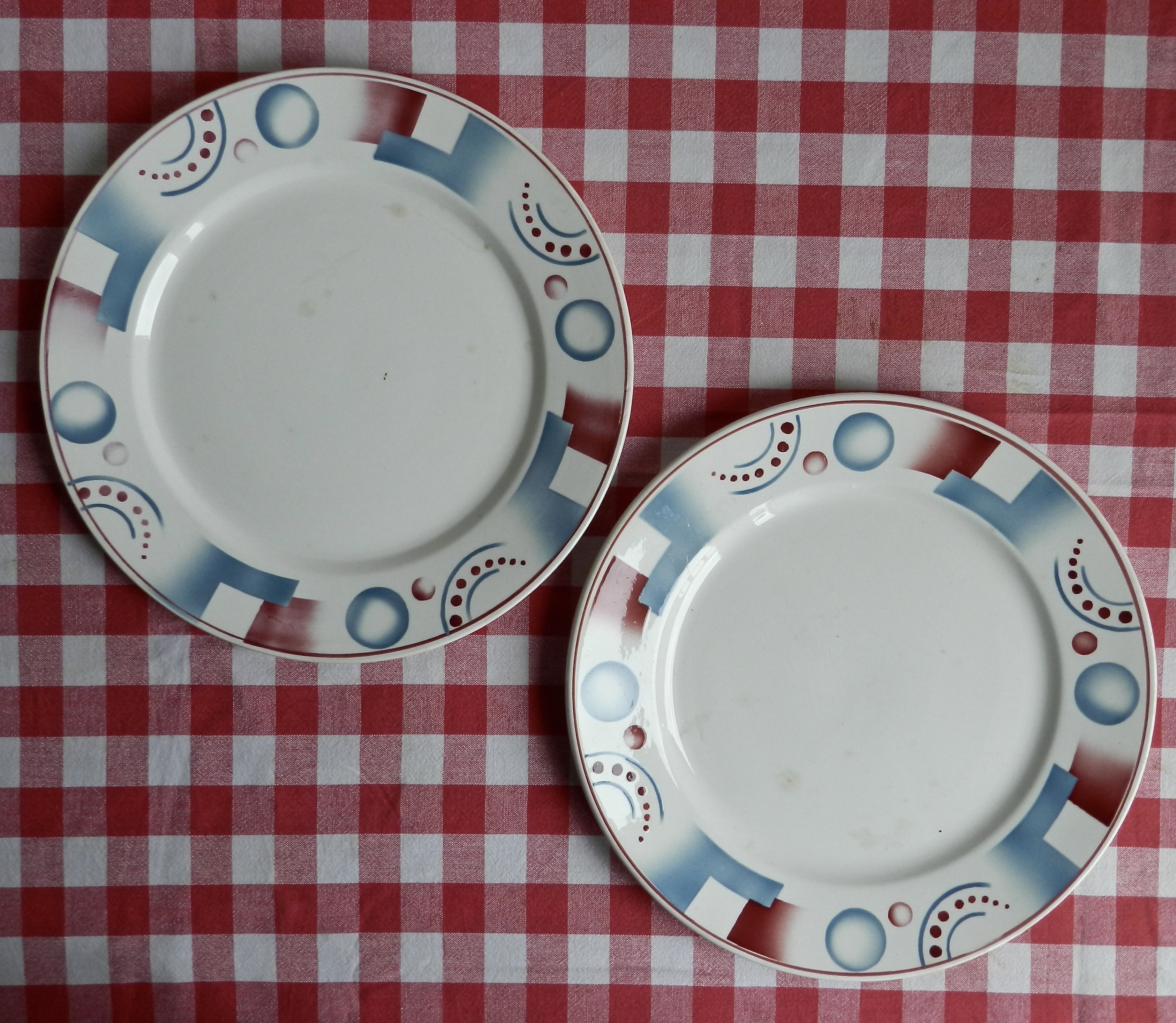 Digoin Sarreguemines, set of 2 dessert plates model Cyrnos geometric design red and blue