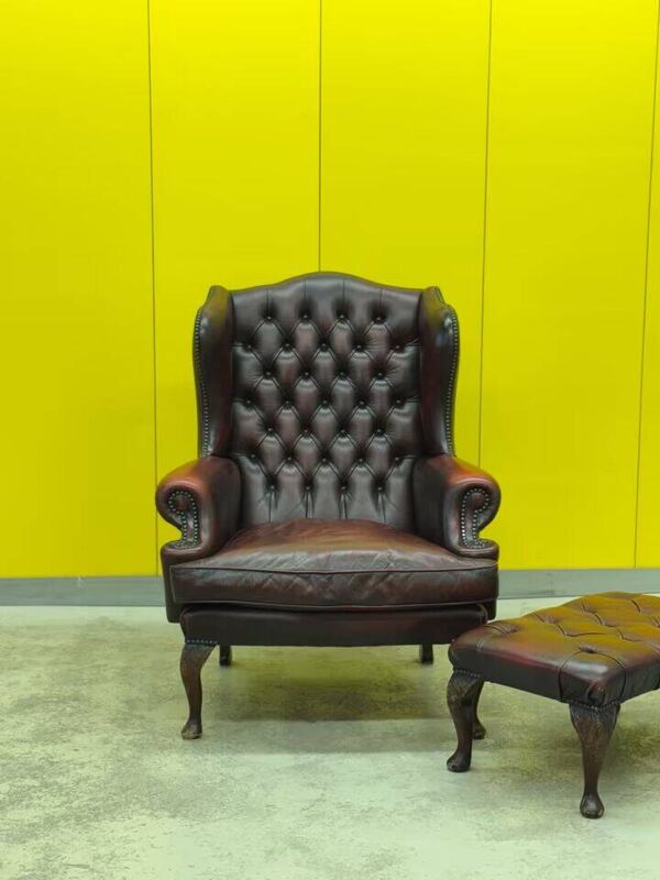 Fauteuil à oreilles Chesterfield en cuir bordeaux avec ottoman