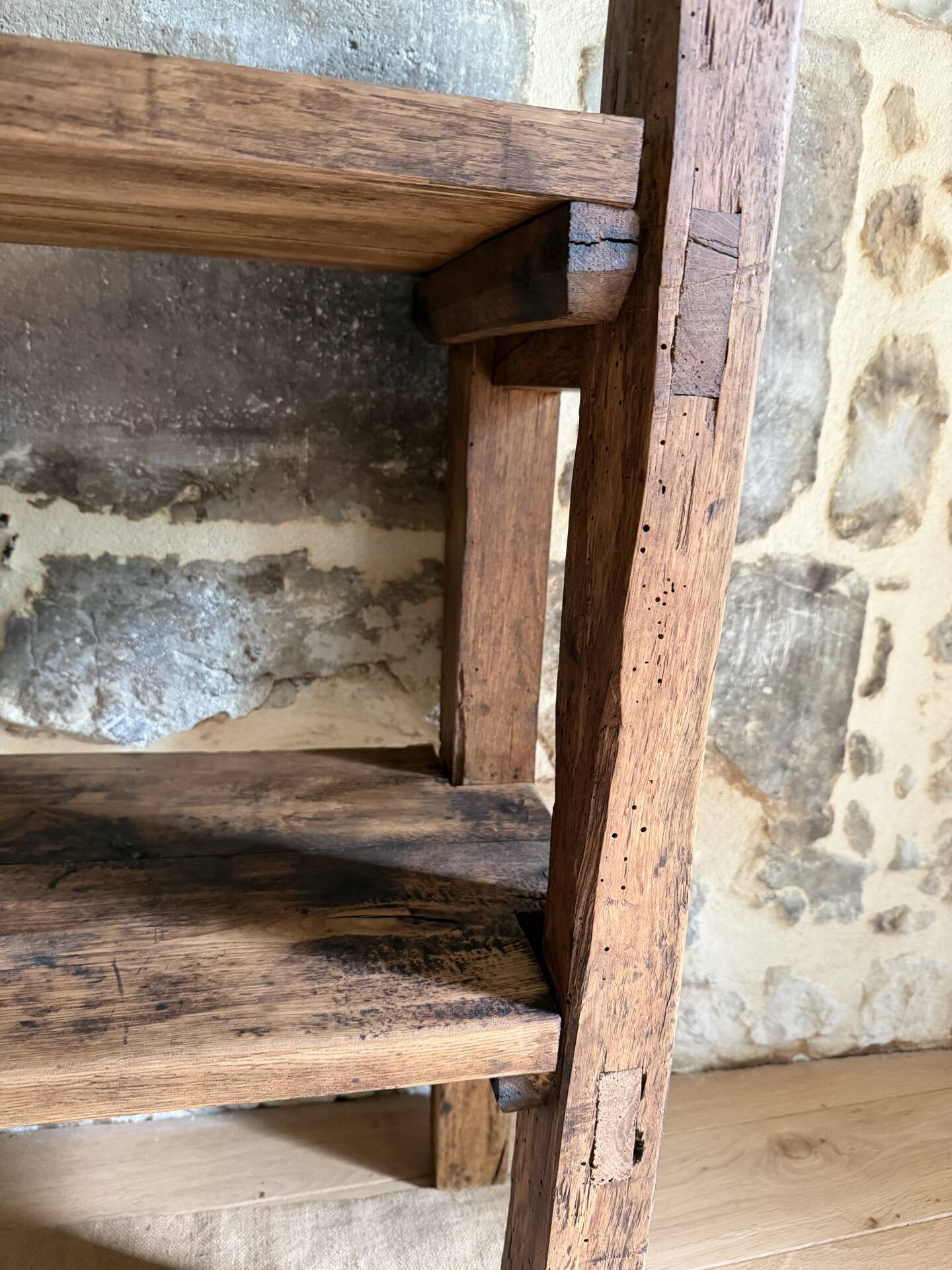 Étagère sur pieds en bois brut, art populaire