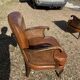 Paire de fauteuils en cuir joues en cannage