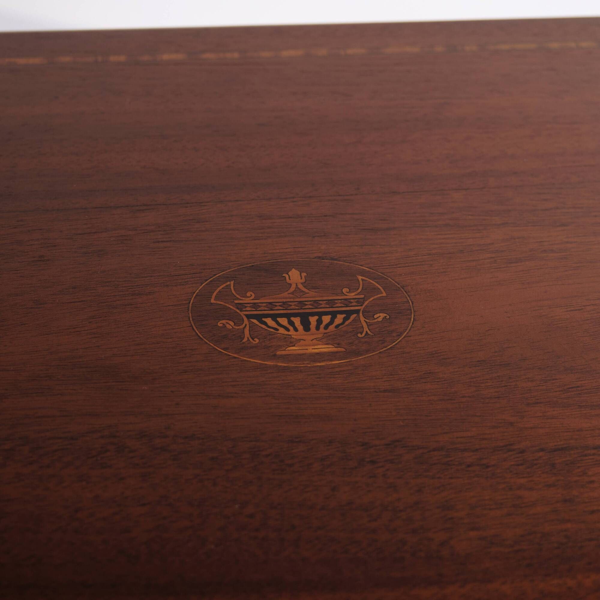 Side table - Hand polished - Decorated with fruit wood inlay - Crafted in mahogany - 1920s