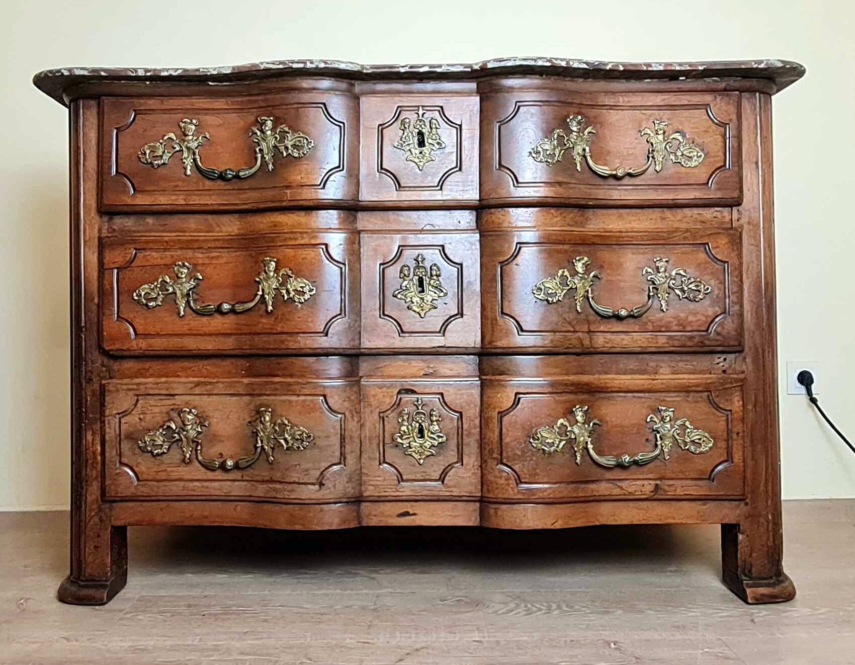 Louis XIV period Arbalette chest of drawers in solid walnut circa 1700