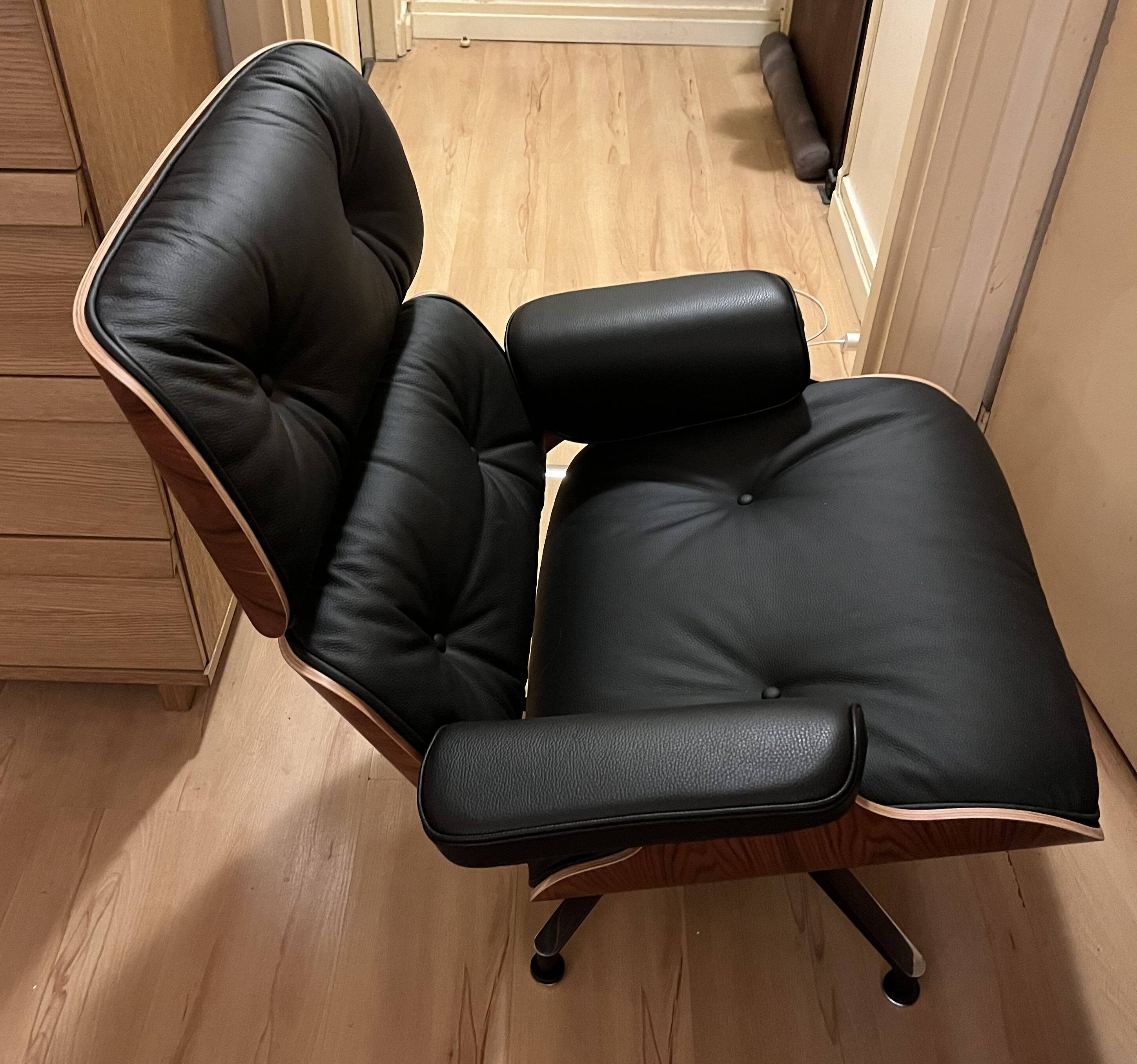 Fauteuil et ottoman Charles Eames en bois de palissandre et cuir