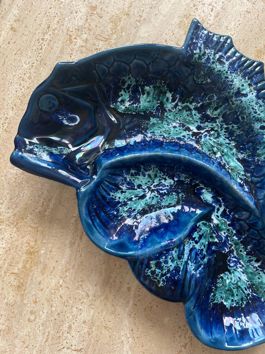 Plat en céramique en forme de poisson bleu