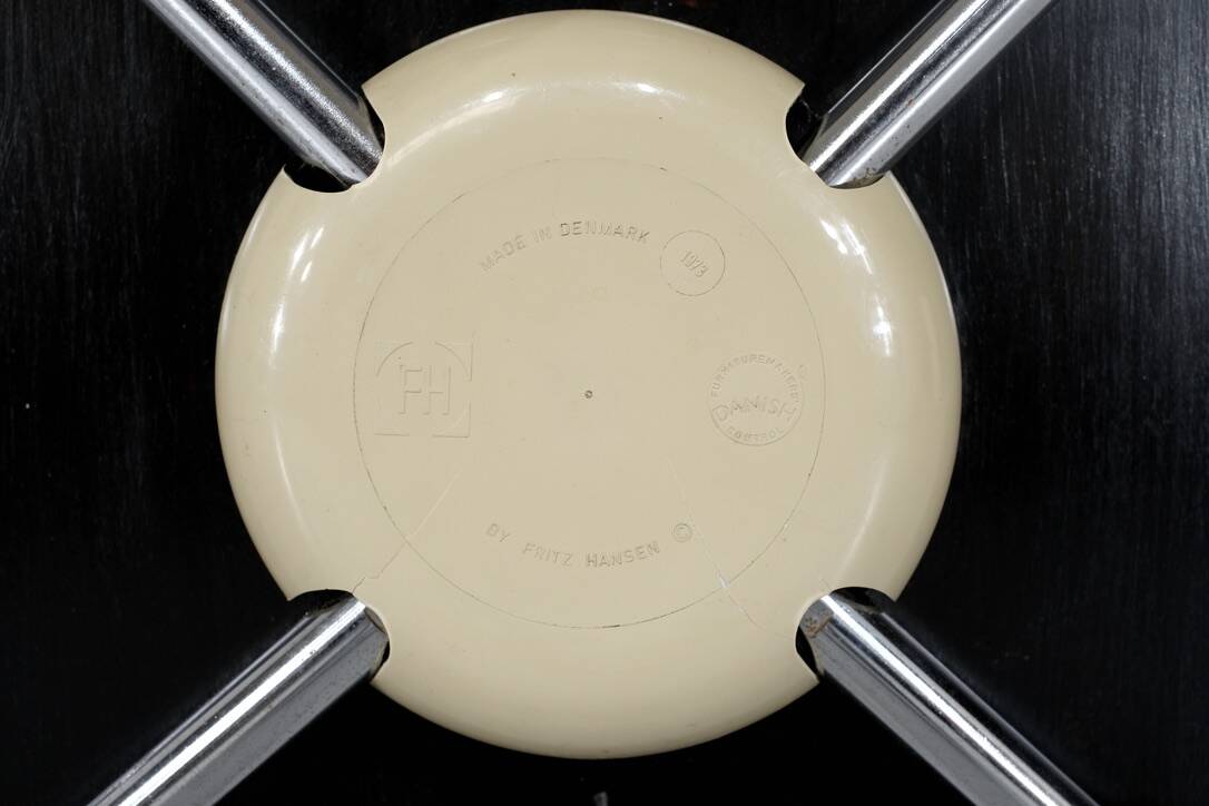 Model "3207" chair by Arne Jacobsen for Fritz Hansen, Denmark.