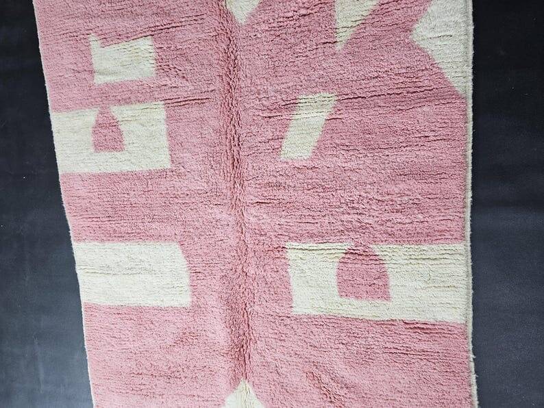 Beni Mrirt rug, handmade in traditional style, size 140 x 260 cm.