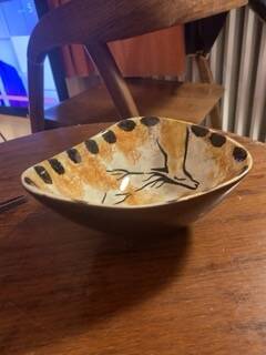 tripod cup with parietal decoration