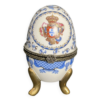 Objet de vitrine, œuf en porcelaine armoiries XXème